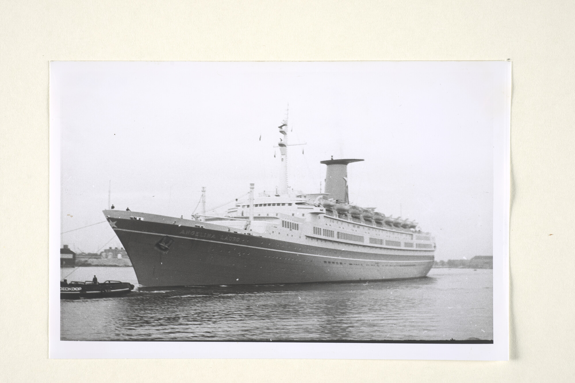 1997.4550; Het Italiaanse cruiseschip ms. Angelina Lauro; foto