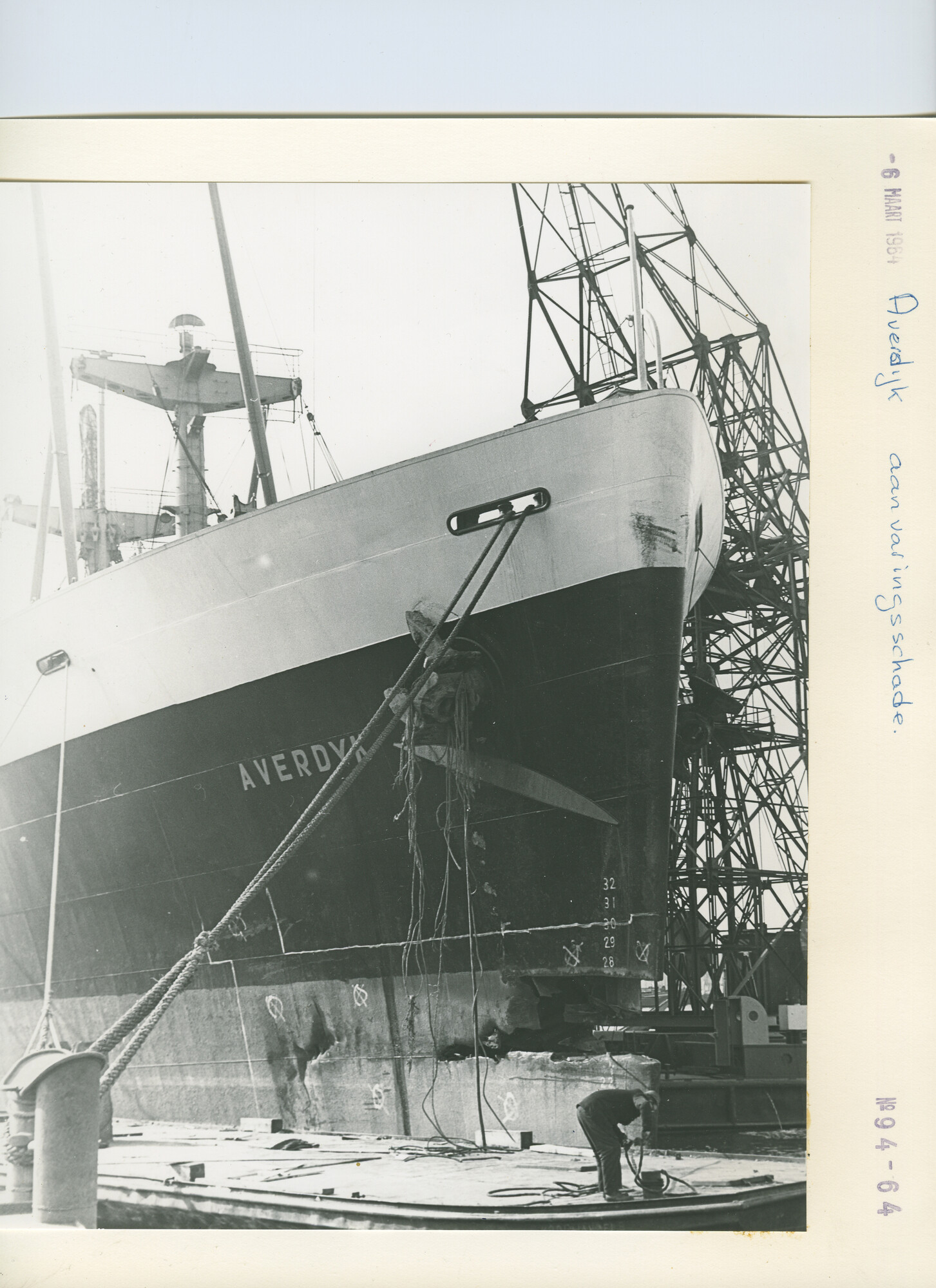 S.5444(4226)1; Foto van de aanvaringsschade aan het victoryschip ss. Averdijk; foto