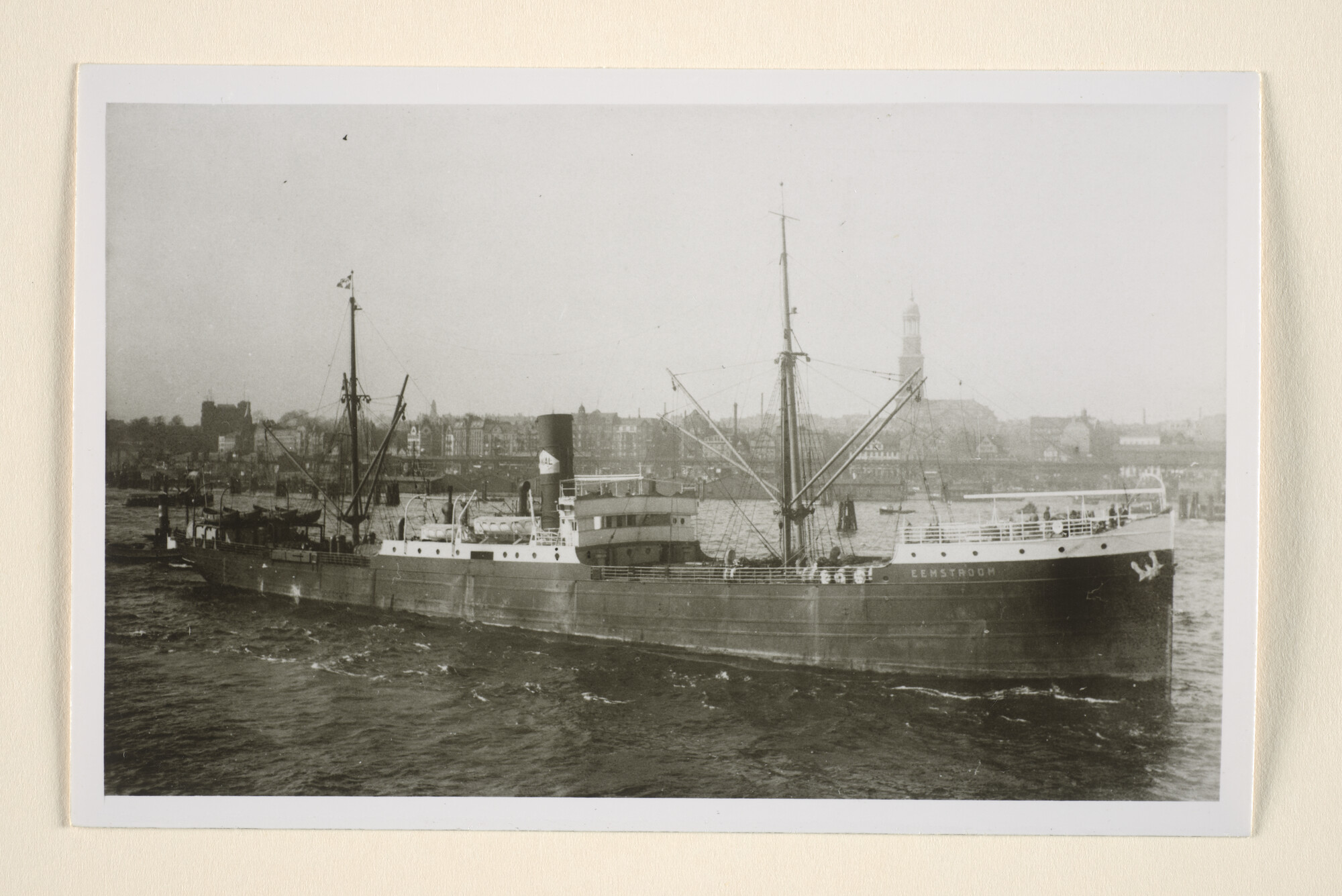 1995.6309; Het vrachtschip ss. 'Eemstroom' van de Holland West Afrika Lijn (Hollandsche Stoomboot Maatschappij) gezien in een buitenlandse haven; foto