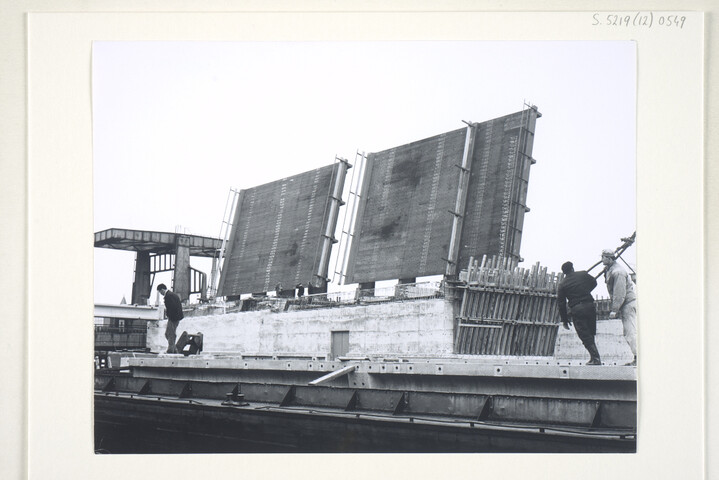 S.5219(12)0549; Fotos van de bouw van de nieuwe verkeersbrug voor Rijksweg no. 1 bij Muiden door de ASM; fotoreportage
