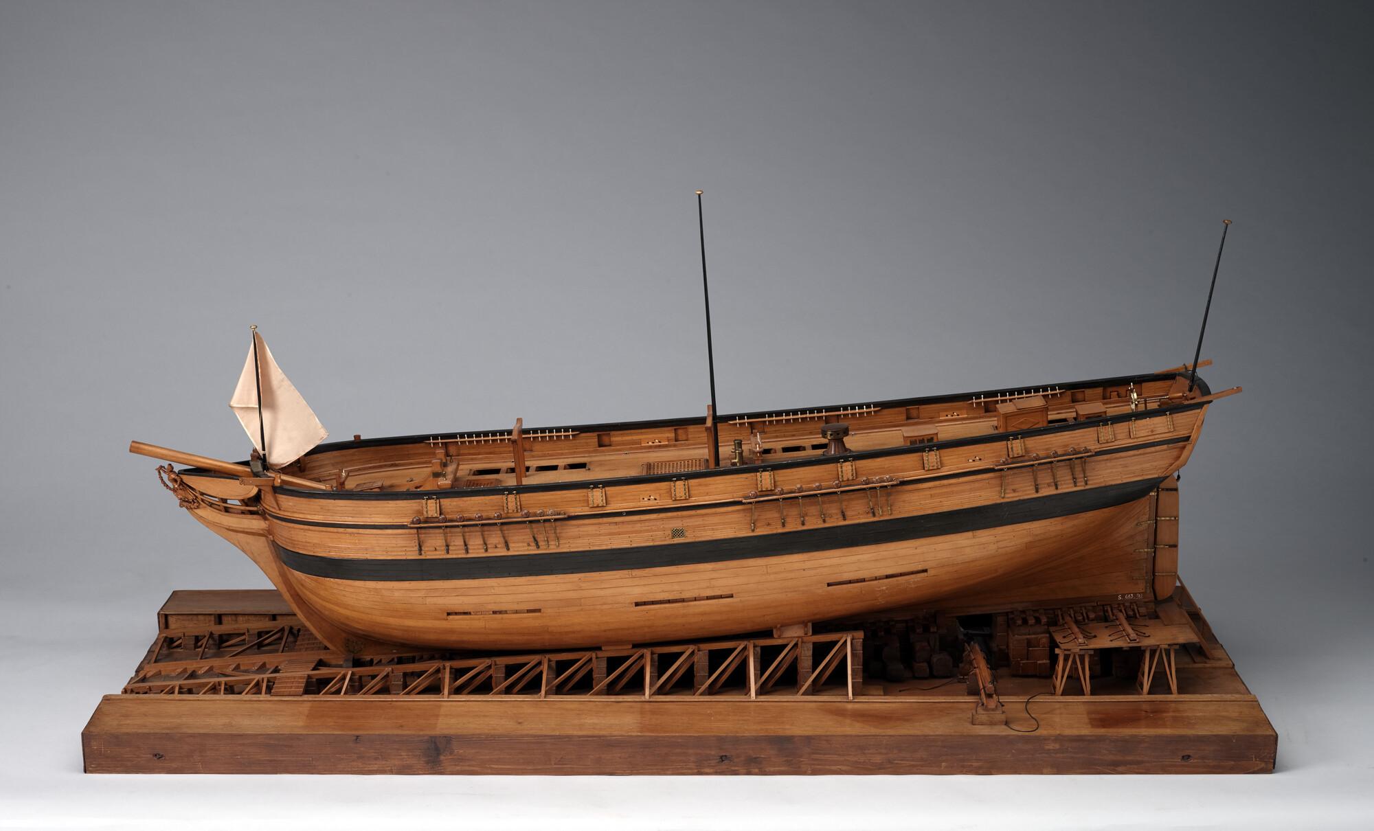 S.0663(09); Model van de brigantijn Fosca Helena op een scheepshelling; scheepsmodel