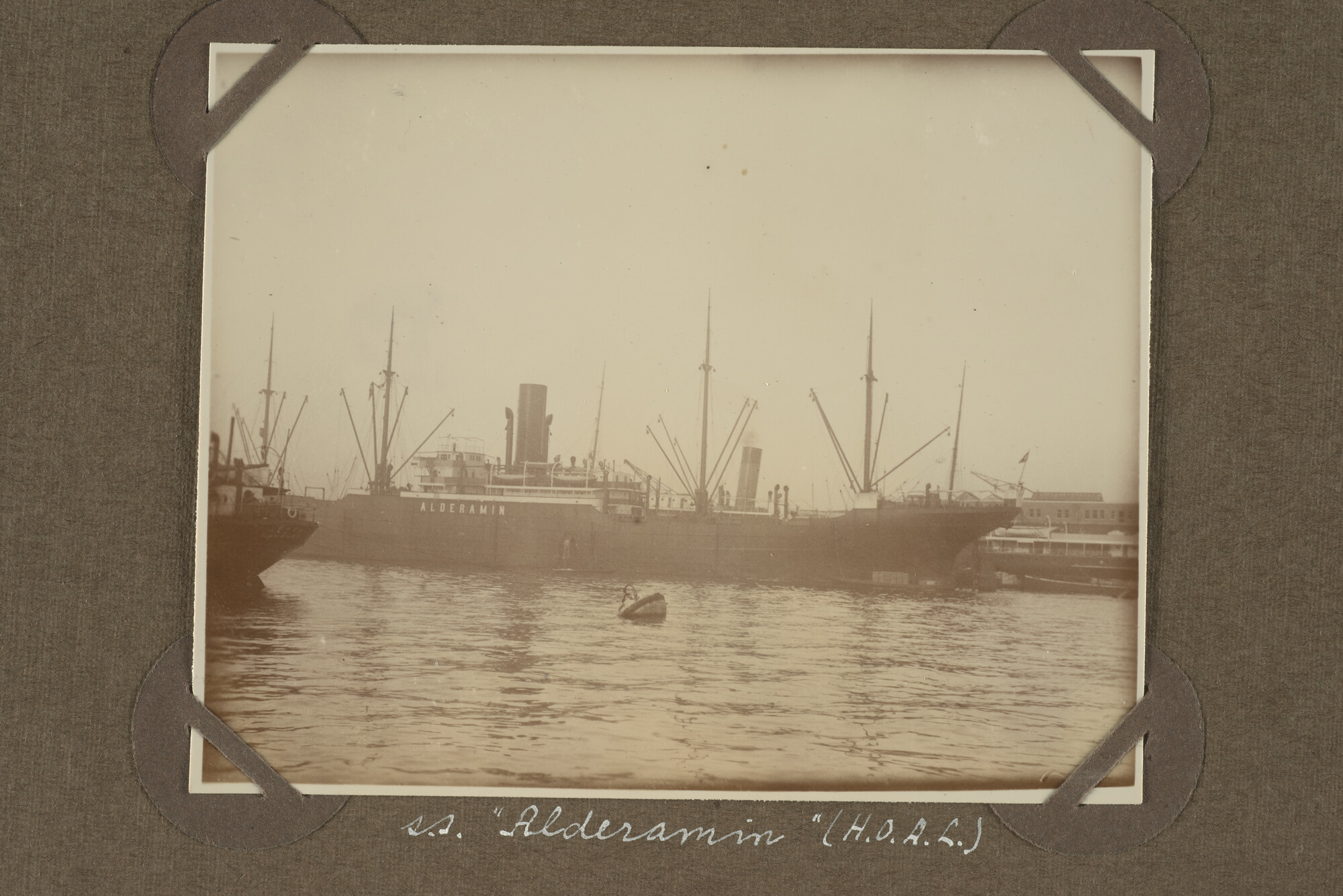1997.1438; Zes losse bladen uit een fotoalbum van L.L. Bergsma met voornamelijk 'kiekjes'; foto