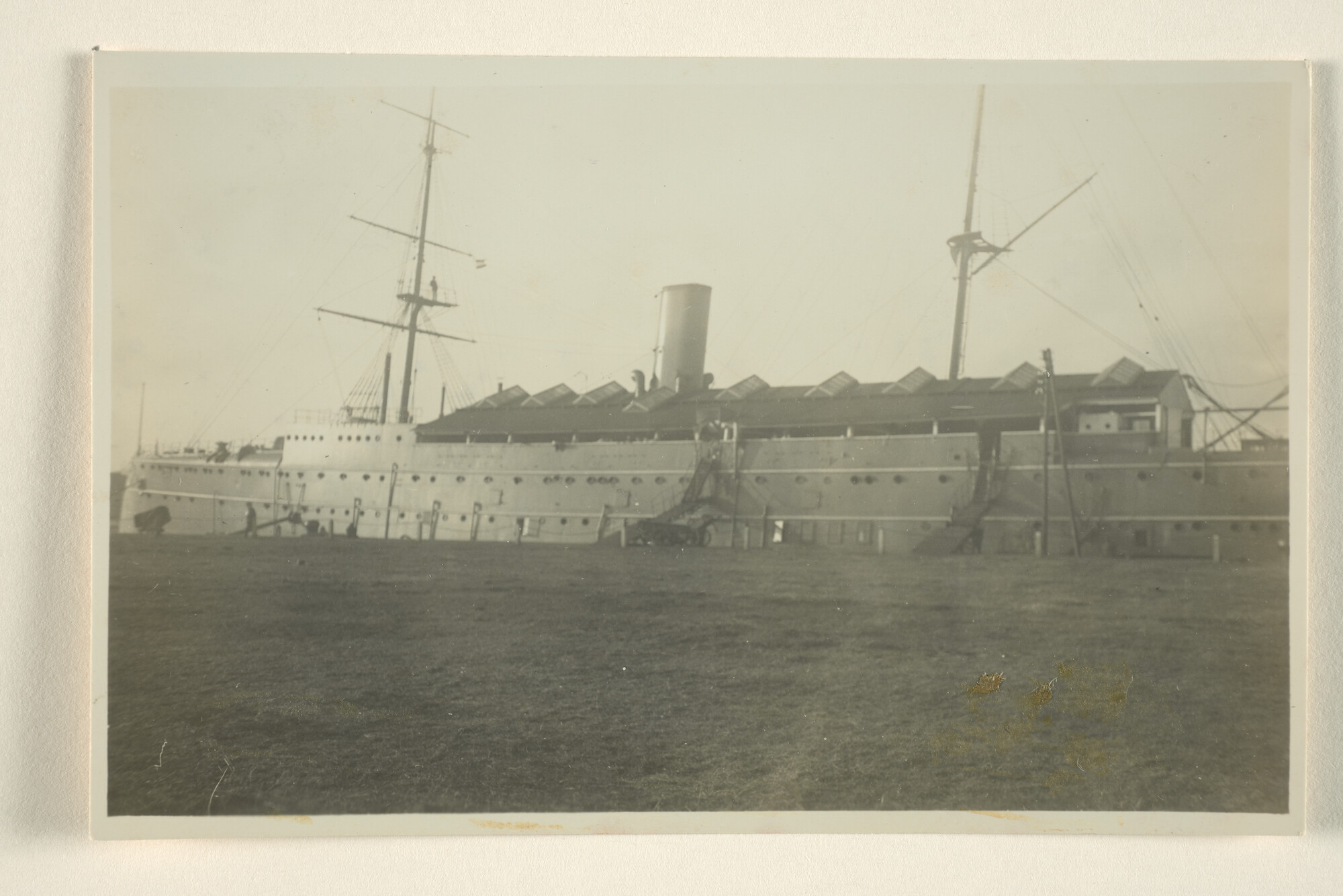 1994.7309; Het voormalige pantserdekschip Hr.Ms. Noordbrabant ingericht als wachtschip [...]; foto