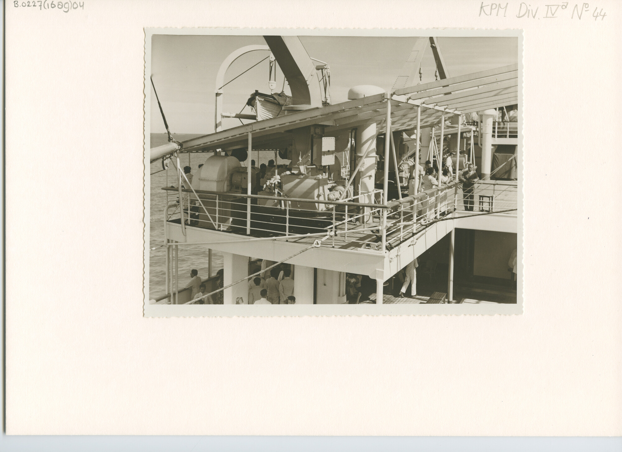 B.0227(1689)04; Foto van rondvaart van het personeel, vermoedelijk op het schip "Boissevain"; foto
