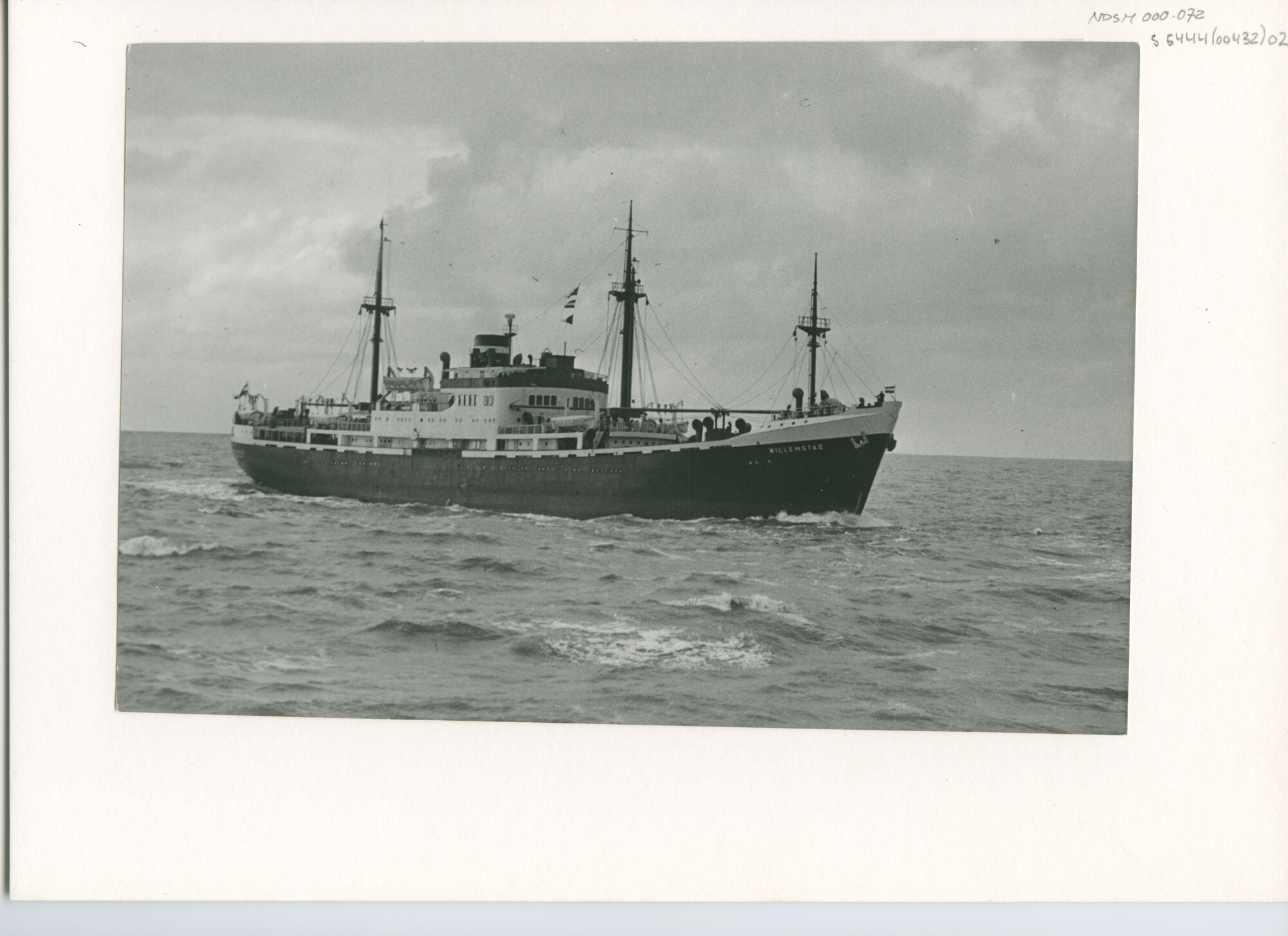 S.5444(0432)2; Foto van het vrachtschip ms. Willemstad van de KNSM; foto
