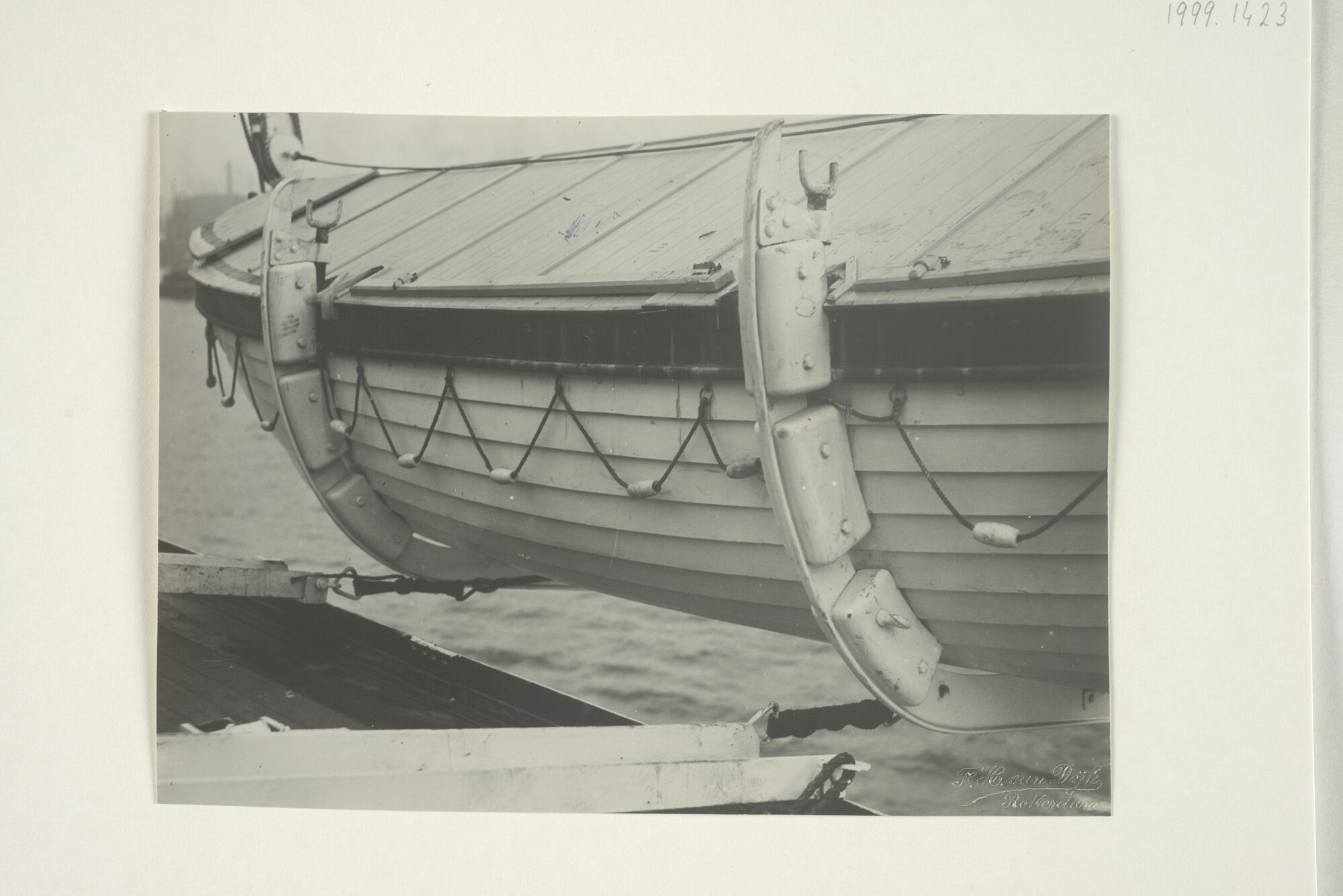 1999.1423; Een sloep van het vrachtschip ms. Colytto van de Stoomvaart Maatschappij [...]; foto