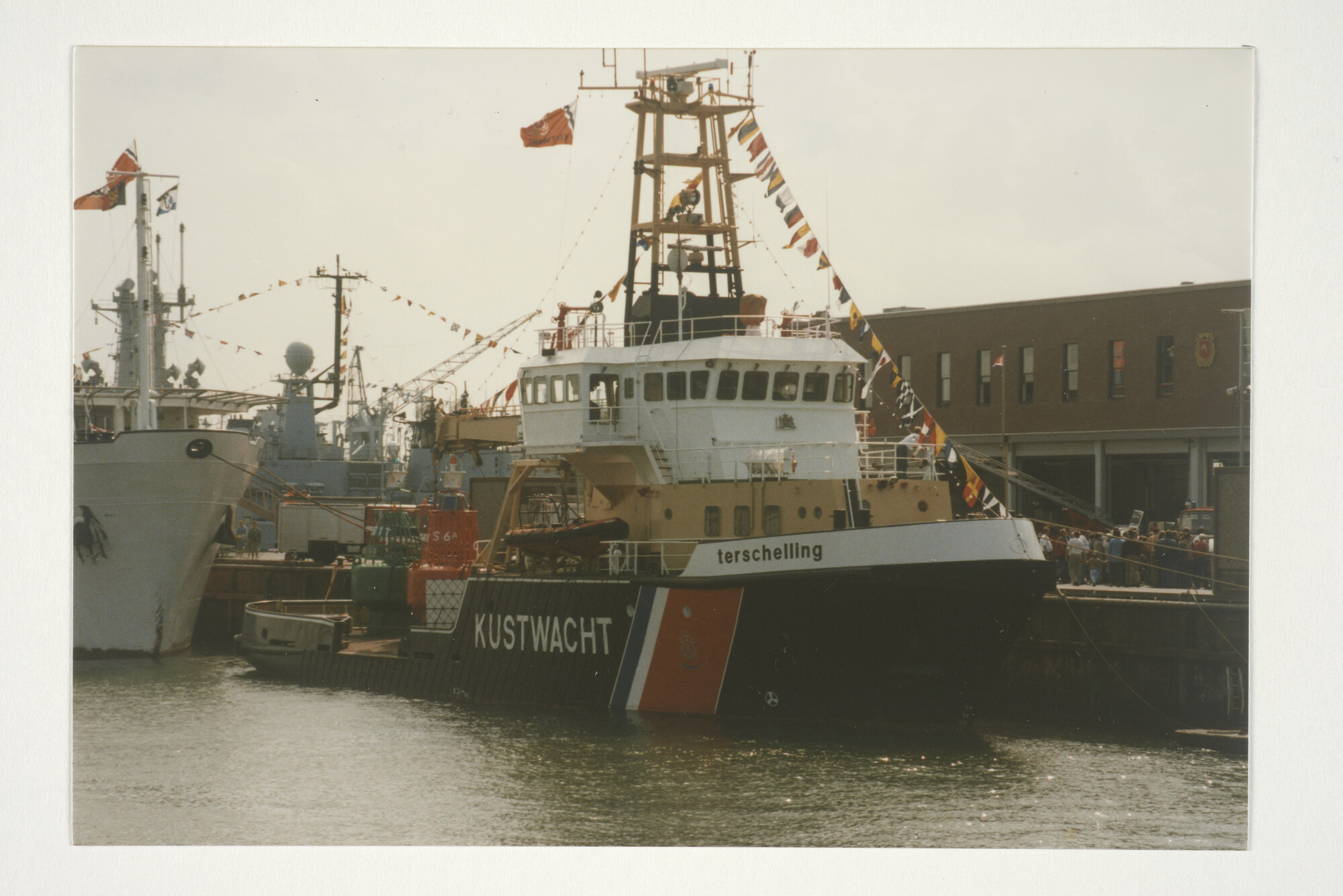 2000.0964; Kleurenfoto van het betonningsvaartuig 'Terschelling' van de Kustwacht afgemeerd bij de kazerne van de Marine Brandweer tijdens de vlootdagen in Den Helder [...]; foto