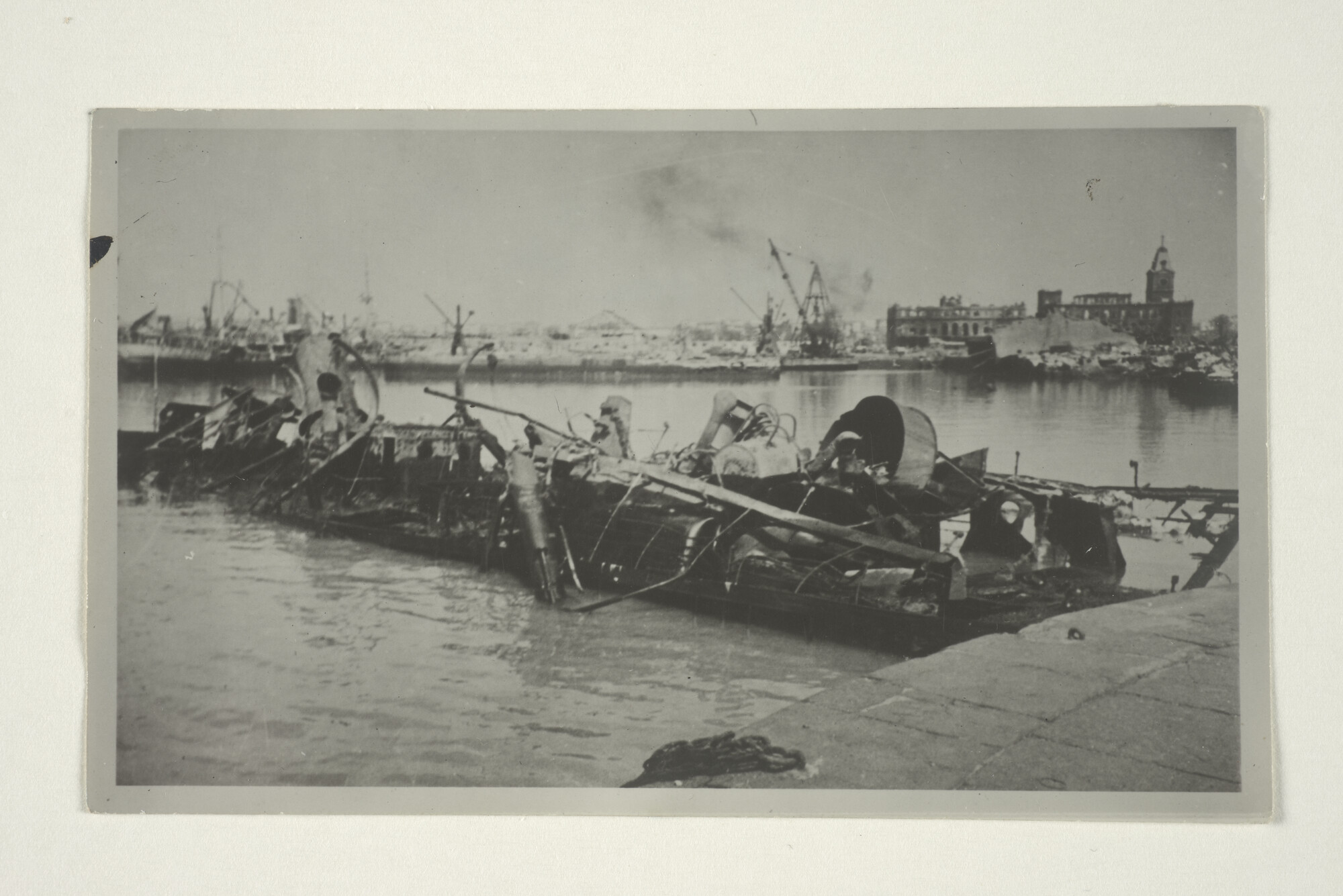 2000.3413; Het totaal uitgebrande en gezonken wrak van vrachtschip ms. Tinimbo van de [...]; fotoreportage
