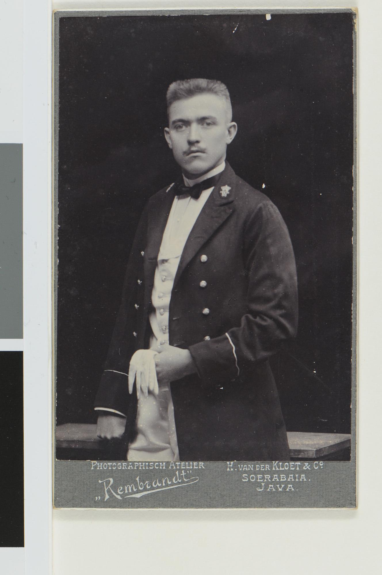 1999.1326; Portretfoto van G.M. Hendriks, tweede werktuigkundige bij de Gouvernementsmarine; foto