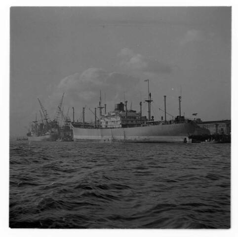 S.5219(12)0591a; Negatieven van de haven & zeesleepboot 'Flamingo' gebouwd op de helling van de Arnhemsche Stoomsleephelling Maatschappij (ASM); negatief