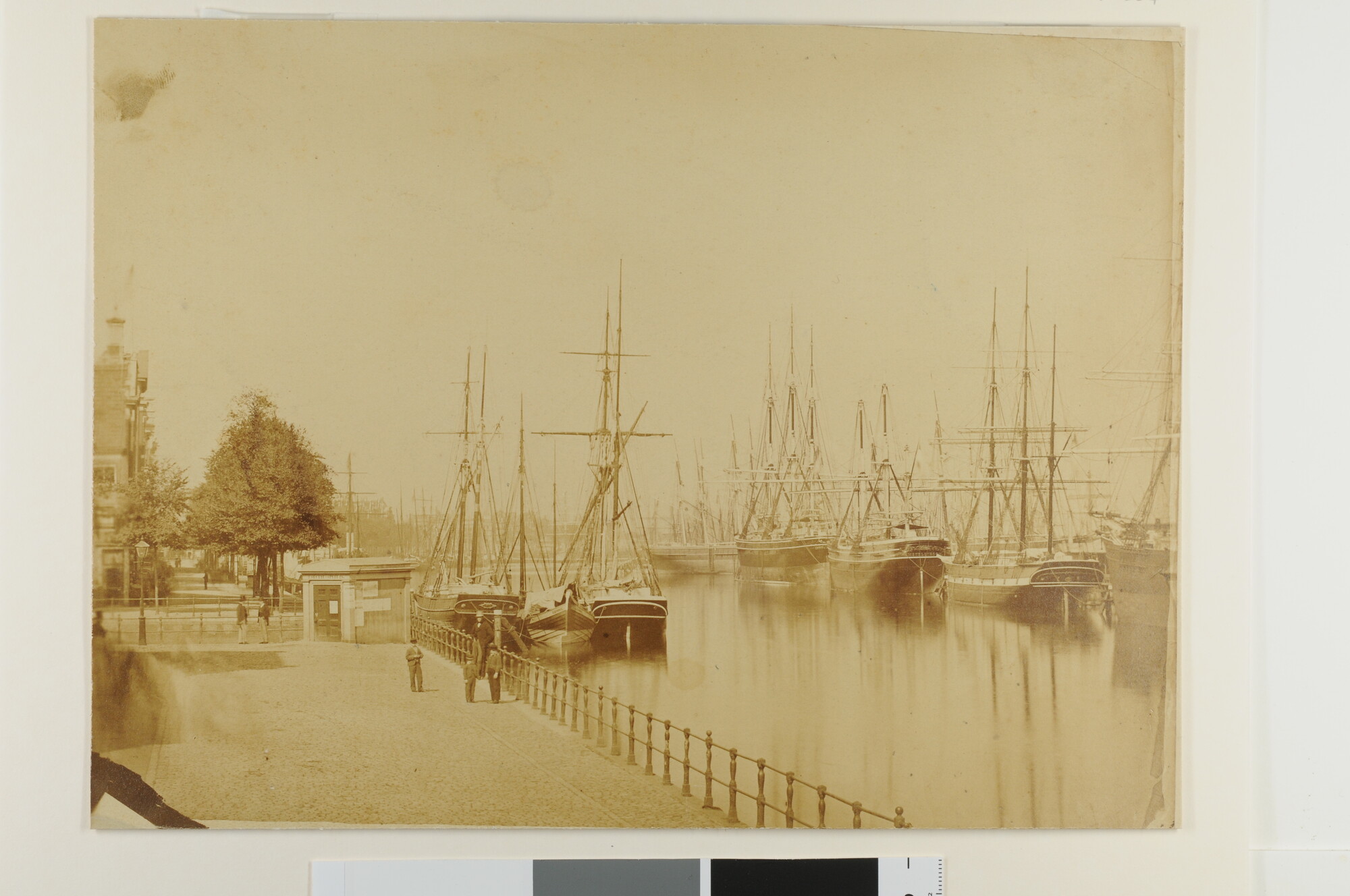 S.6204(02); Het Oosterdok in Amsterdam, met onder andere het koopvaardijfregat [...]; foto