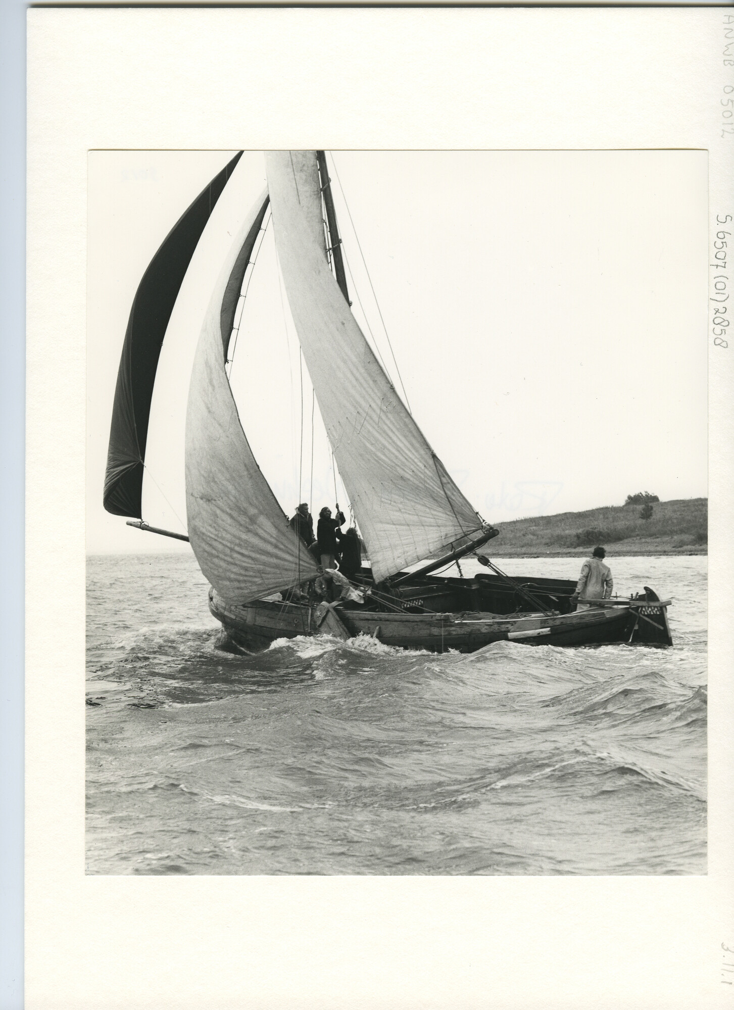 S.6507(01)2858; Een open botter met ruime wind langs Pampus; foto