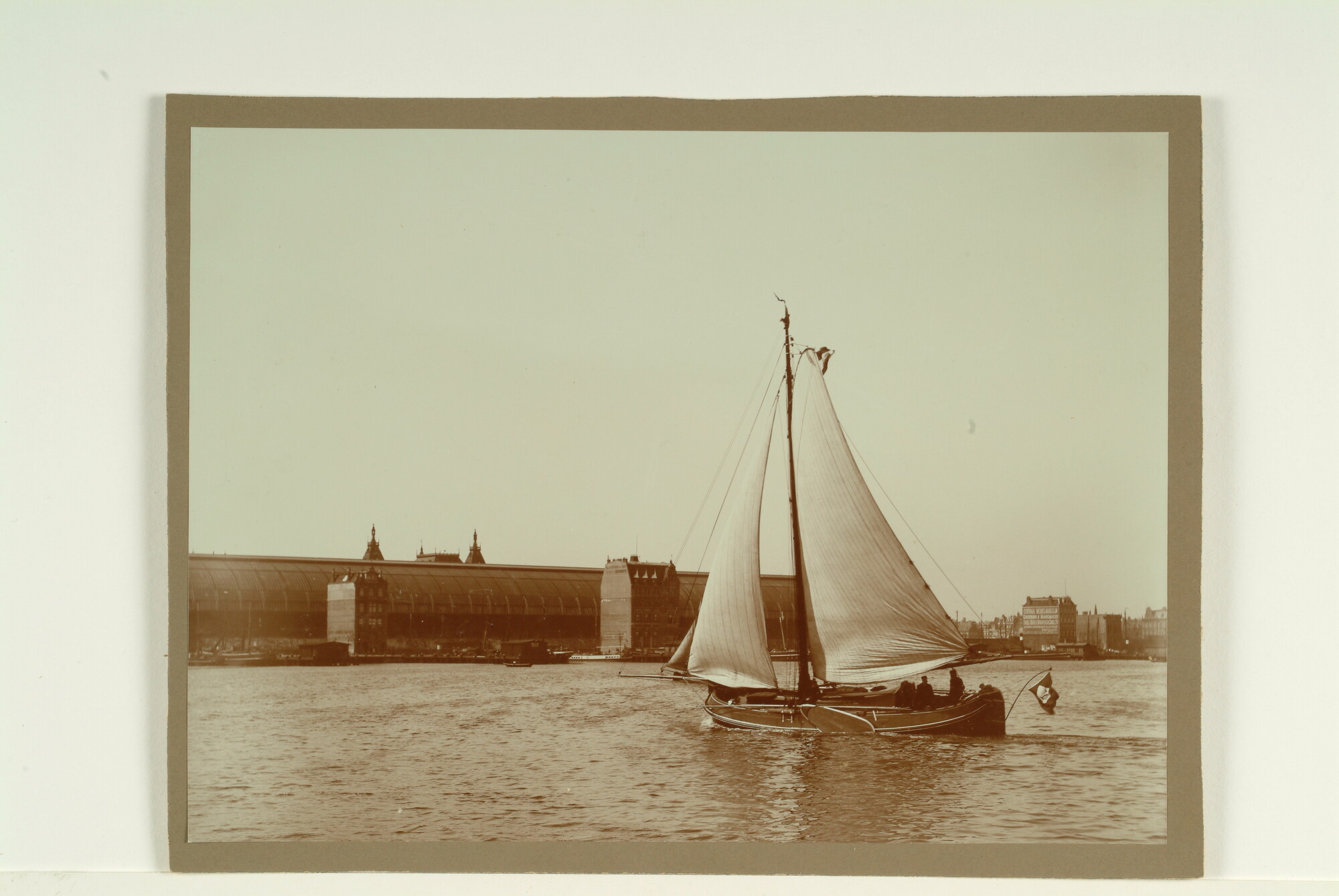S.7166(75); Een boeier tijdens een zeilwedstrijd op het IJ vlak voor het Centraal Station van Amsterdam; foto