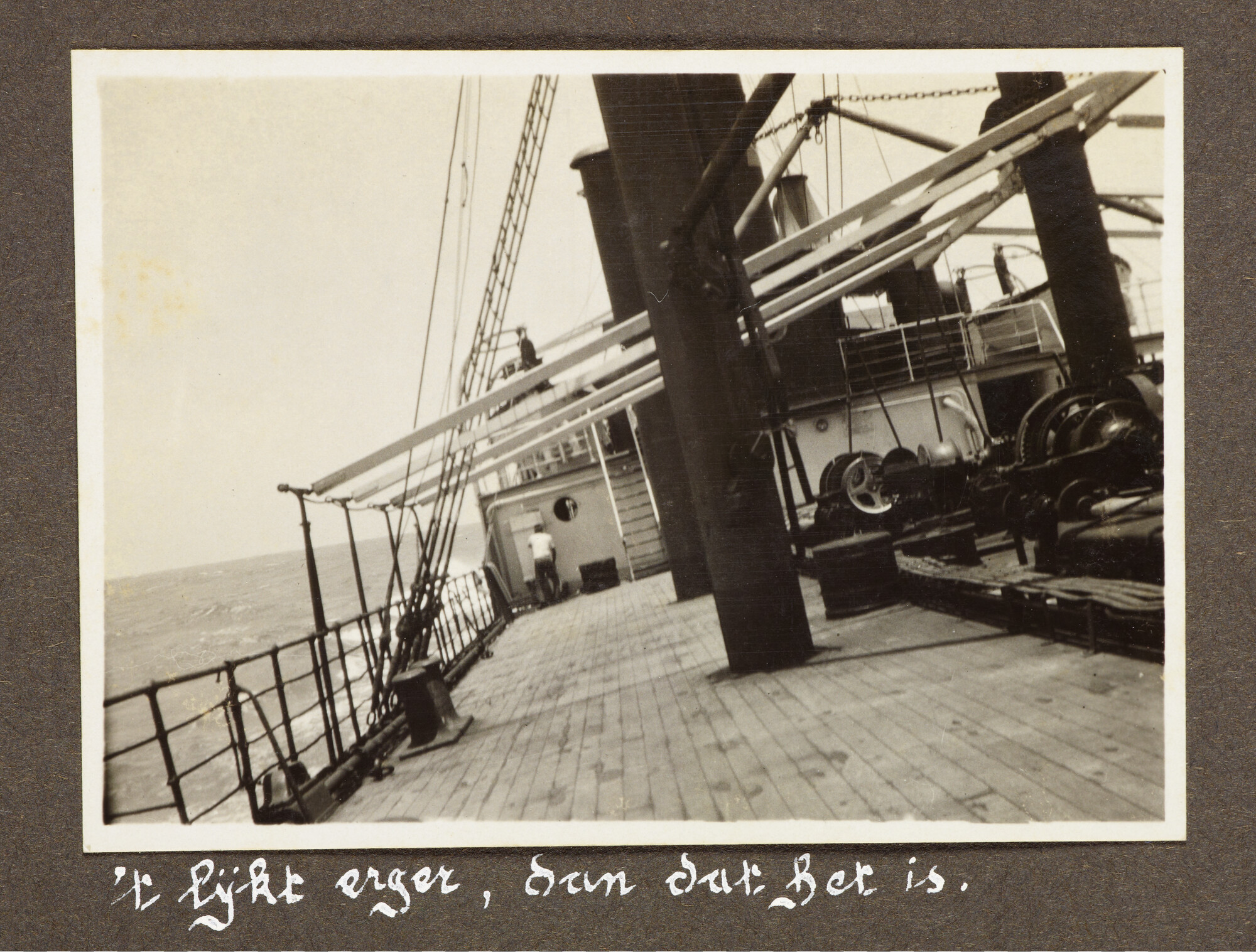 S.5548(091); Persoonlijk album van J.D. van Schooten met foto's aan boord van het ss. Tjikini; fotoalbum