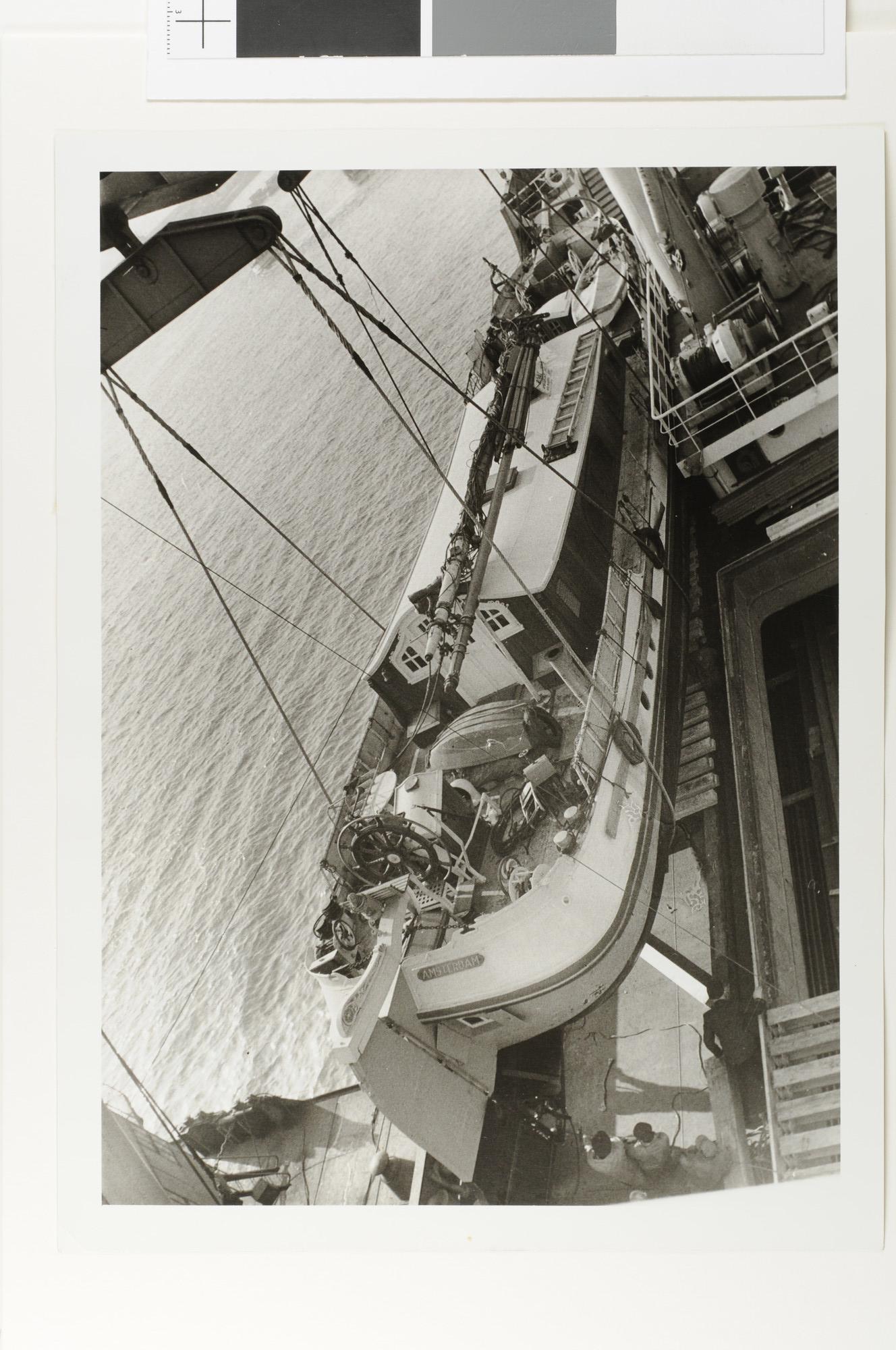 1993.1038; Foto's van het hijsen van de tjalk 'Rival' van Jan de Hartog op het vrachtschip ms. 'Witmarsum' van de NV; fotoreportage