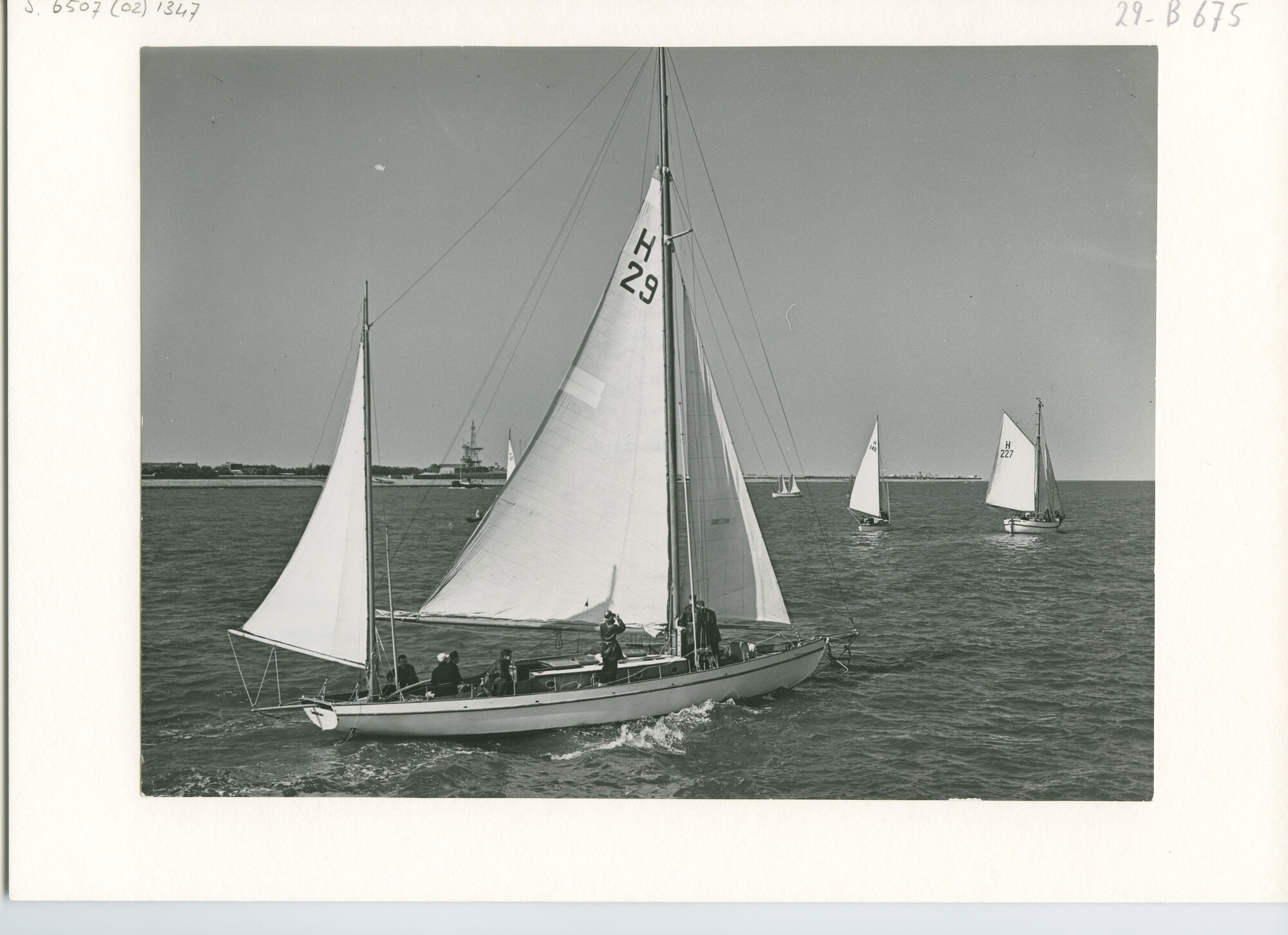 S.6507(02)1347; Zwart-wit foto van de houten yawl Zilveren Kruis van de KMJC; foto