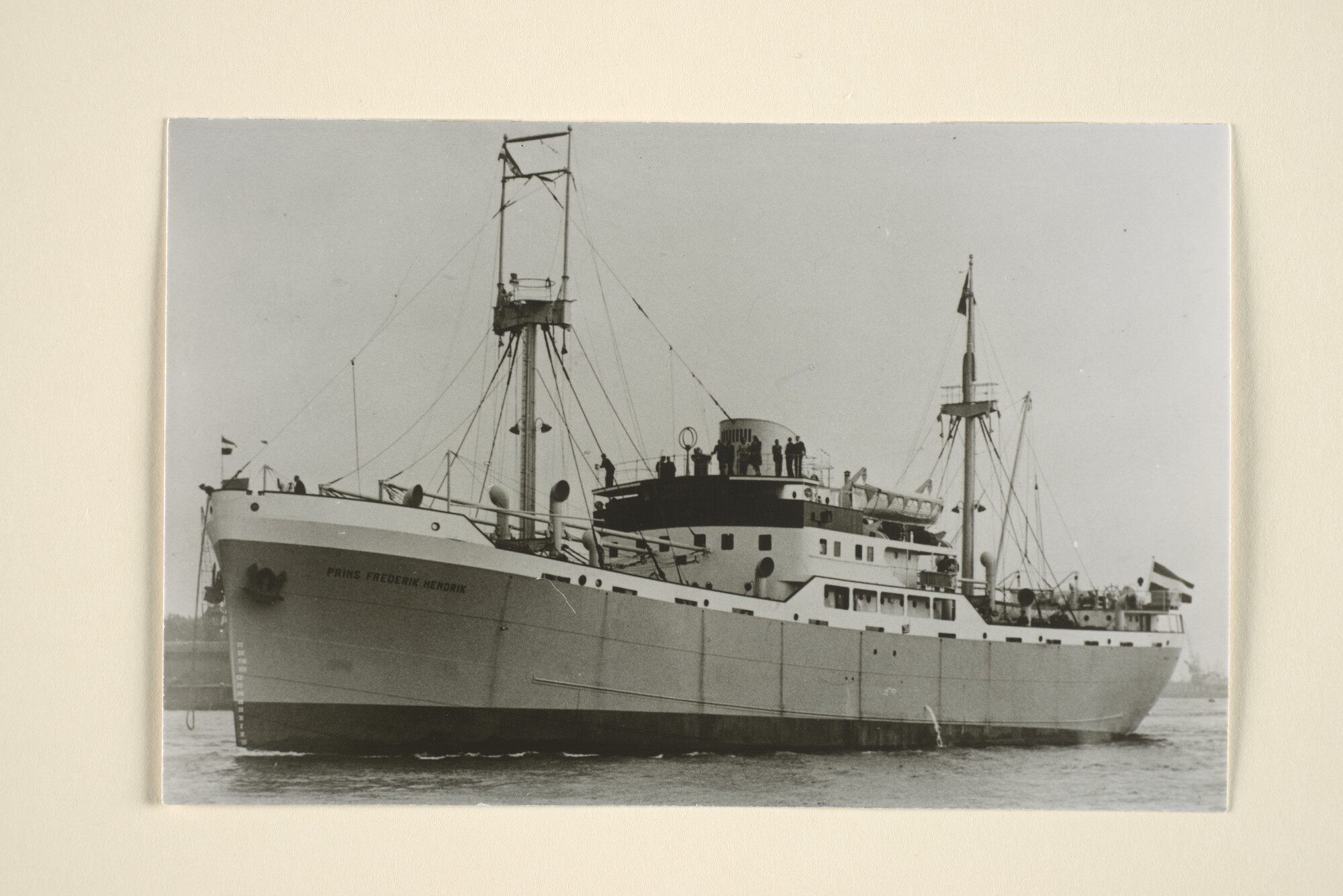 1996.0869; Het vrachtschip met passagiersaccommodatie ms. 'Prins Frederik Hendrik' van de Oranje Lijn; foto