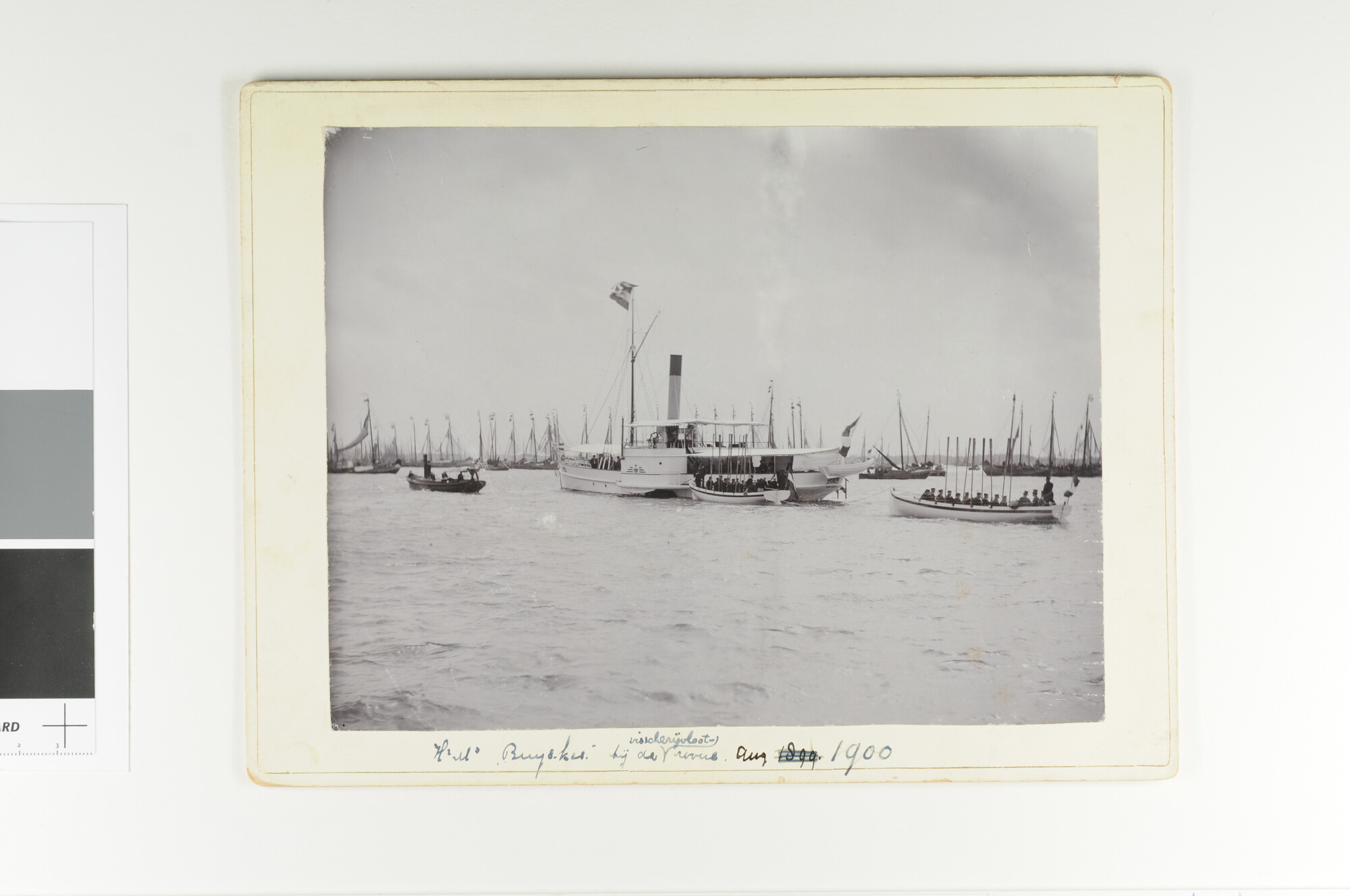 S.1673(04); Een sloep met gasten onderweg naar het opnemingsvaartuig Hr.Ms. Buyskes tijdens de vissersvloot-revue bij Muiden; foto