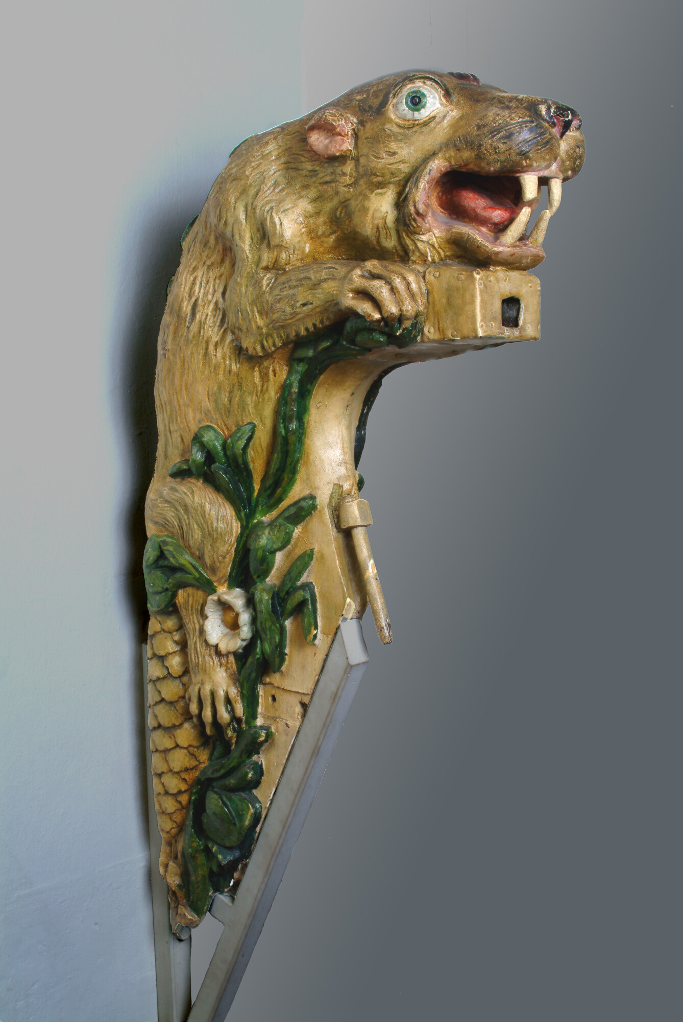 S.2350(03); Roer(kop), voorstellend een opklimmende bever; roerversiering