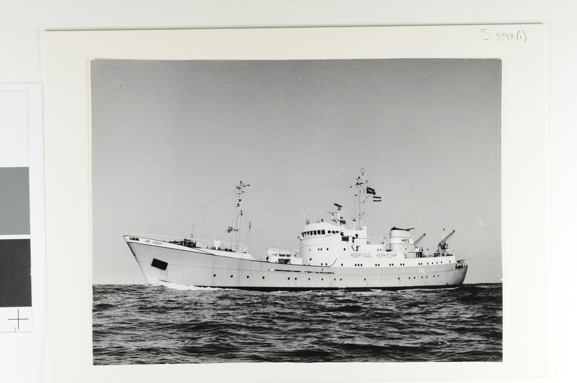 S.3947(01); Het hospitaalkerkschip De Hoop op zee (bakboordaangezicht); foto