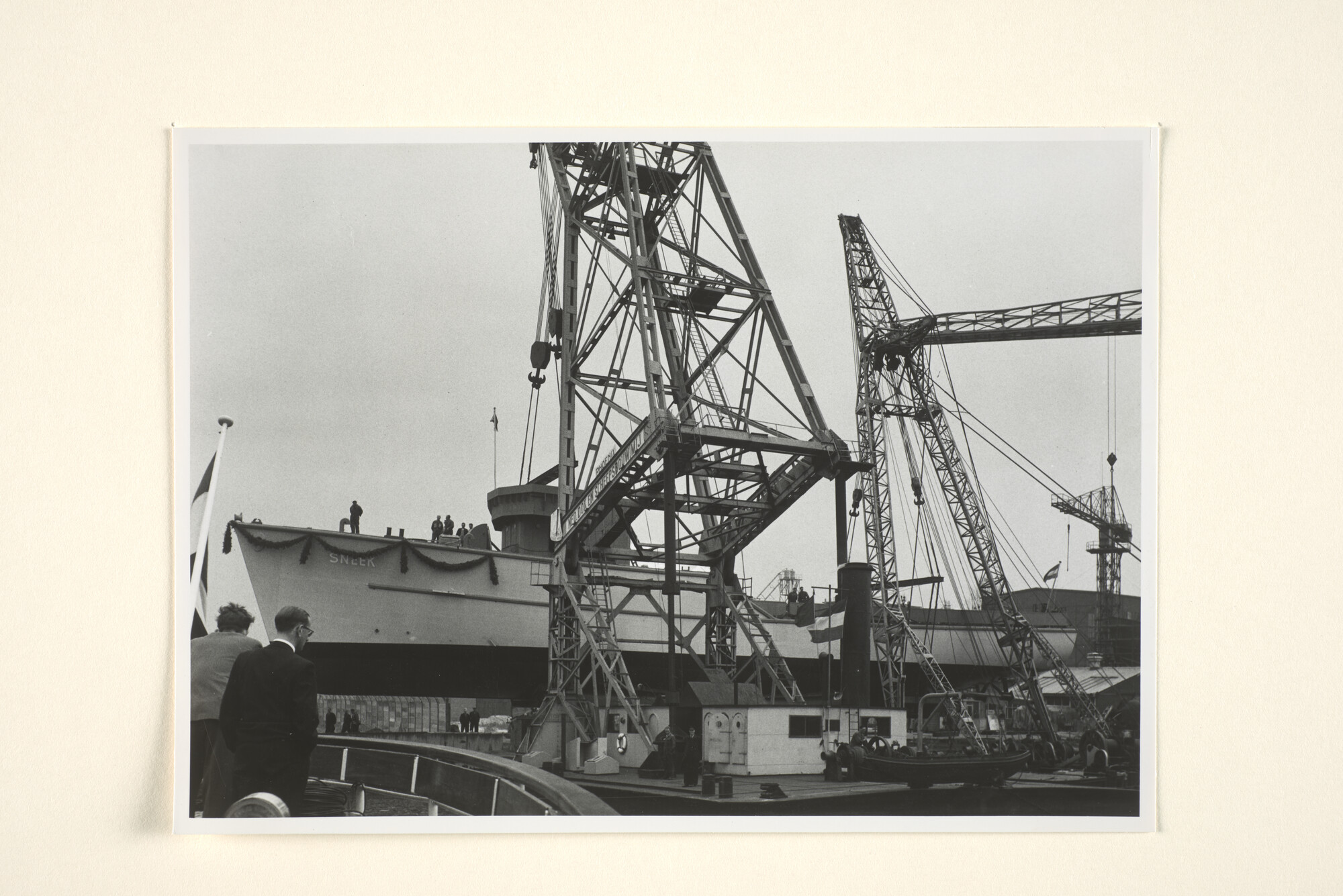 1995.1066; Foto's van de tewaterlating van de mijnenveger Hr.Ms. 'Sneek' (M 824) bij de werf van Verschure & Co te Amsterdam [...]; fotoreportage