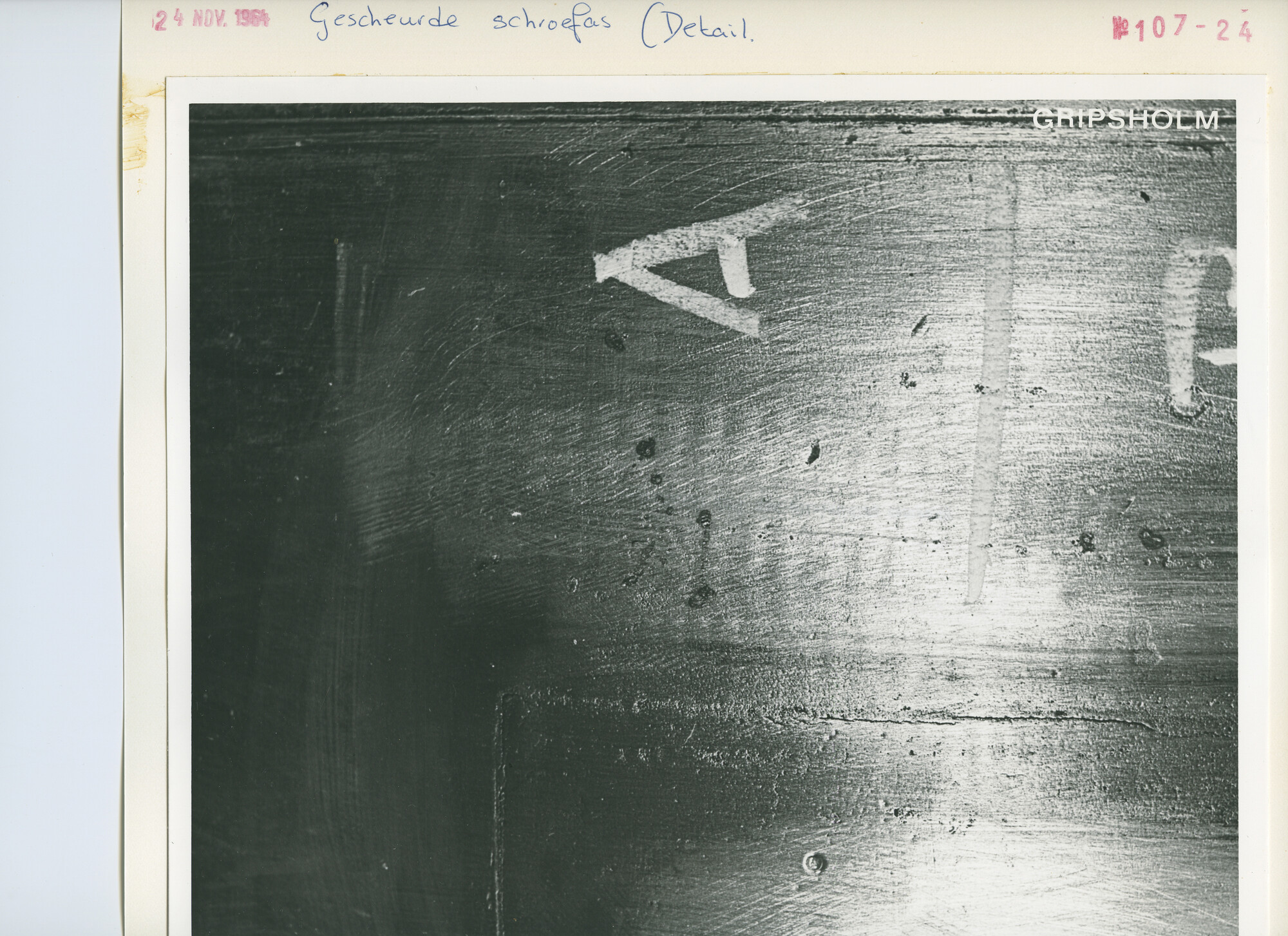 S.5444(4362)2; Foto van de gescheurde schroefas en cilinderdeksel van het Zweedse passagiersschip ms. Gripsholm; foto