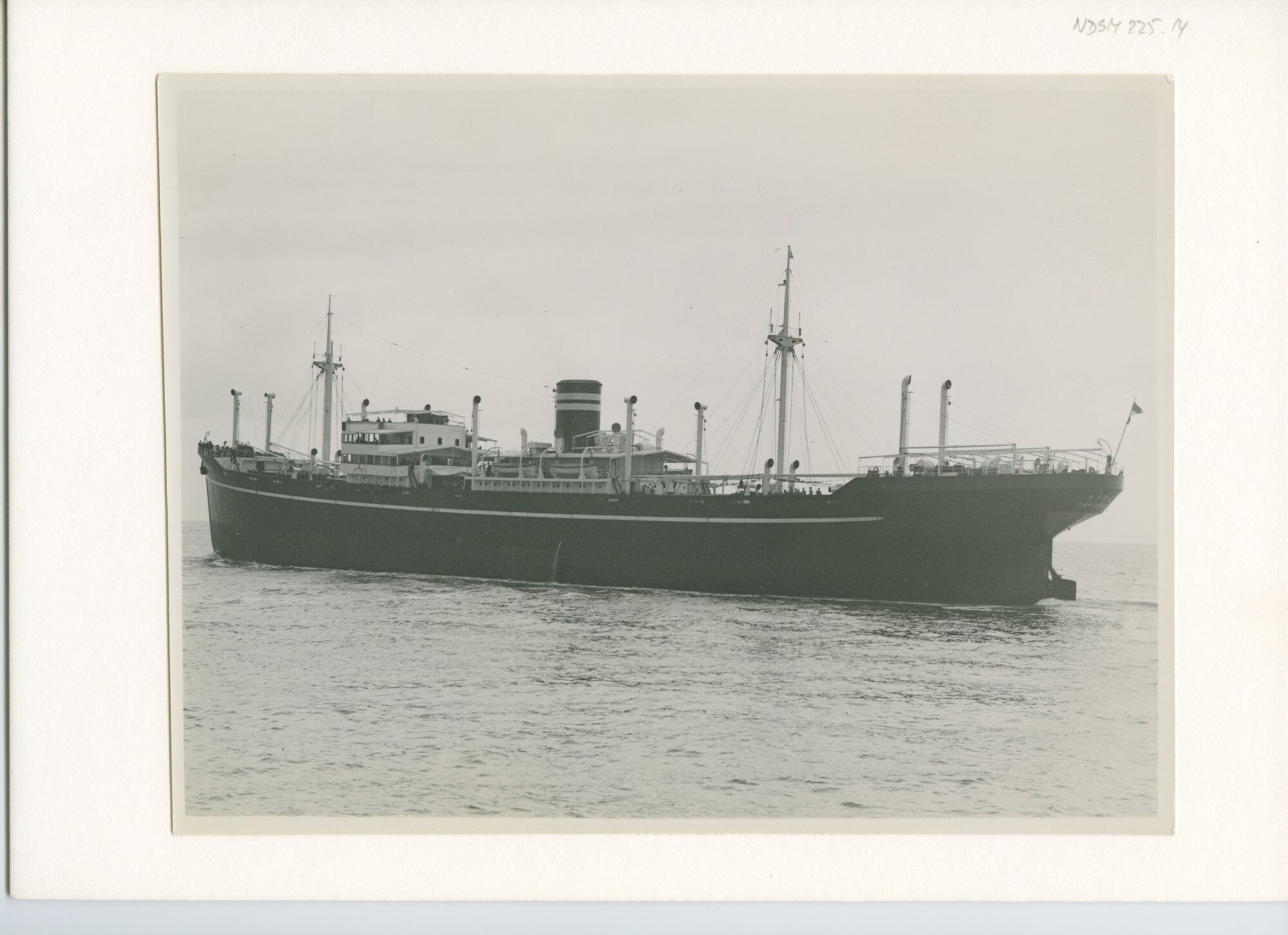 S.5444(1029)22; Foto van het vrachtschip ms. Tarn tijdens de proefvaart; foto