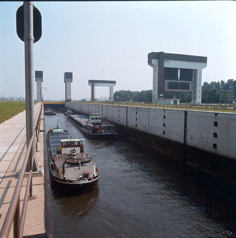 S.9100(7322); Dia van de binnenvaartschepen ms. Vreeswijk en Westwijk in de nieuwe [...]; diapositief
