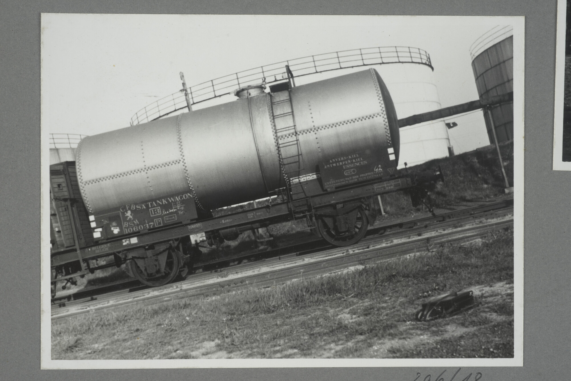 1998.2177; Omslag/ album met een grote hoeveelheid proeffoto's gemaakt door mw. A.M. Wolff-Koller in opdracht van de Gemeente Handelsinrichtingen in Amsterdam; omslag
