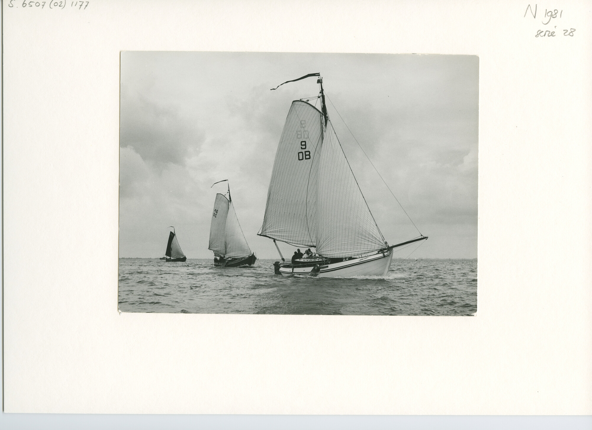 S.6507(02)1177.01; Zwart-wit foto van de botter Jan Klaassen (9 OB) en de botter Kleine Beer; foto
