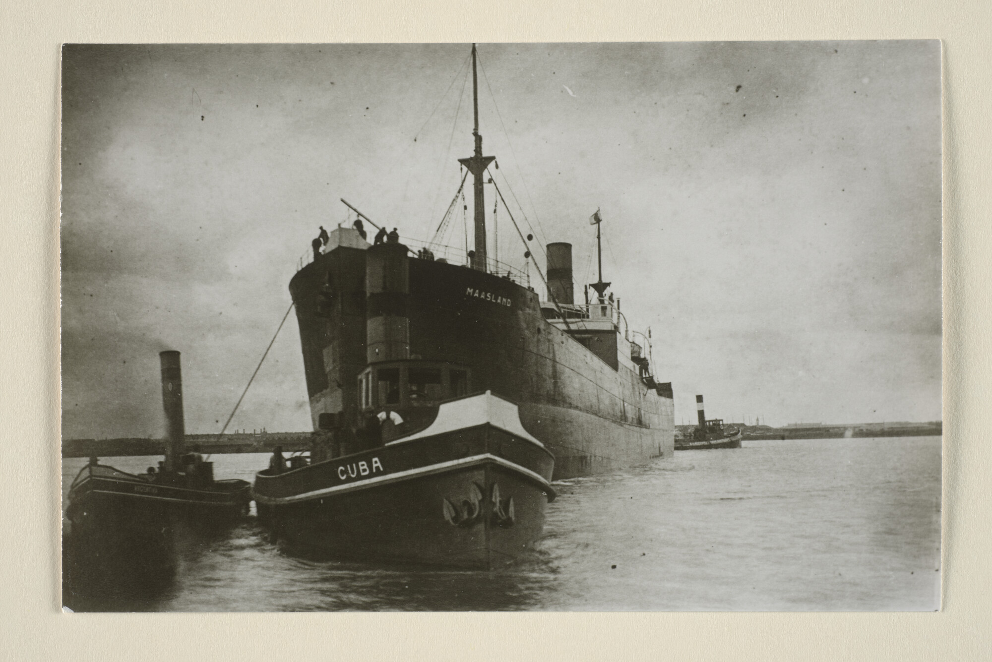 1995.5496; De stoomsleepboot 'Cuba' van de Koninklijke Hollandsche Lloyd trekt het vrachtschip ss. 'Maasland' van de Koninklijke Hollandsche Lloyd; foto