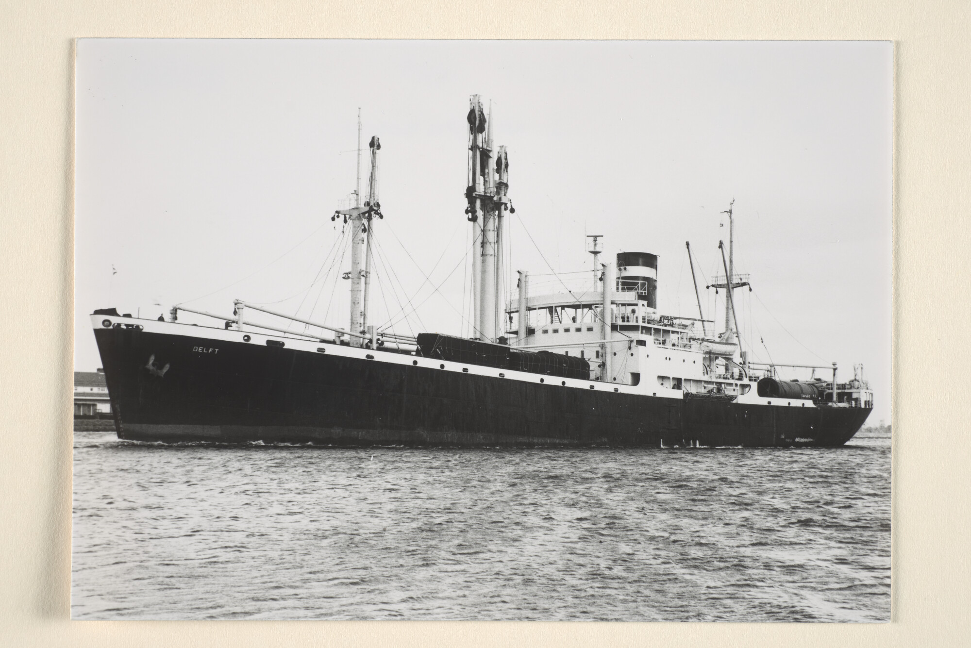 1995.6661; Het vrachtschip ms. Delft (ex- Cape Sable en Fort Nassau) van de KNSM op het Noordzeekanaal; foto