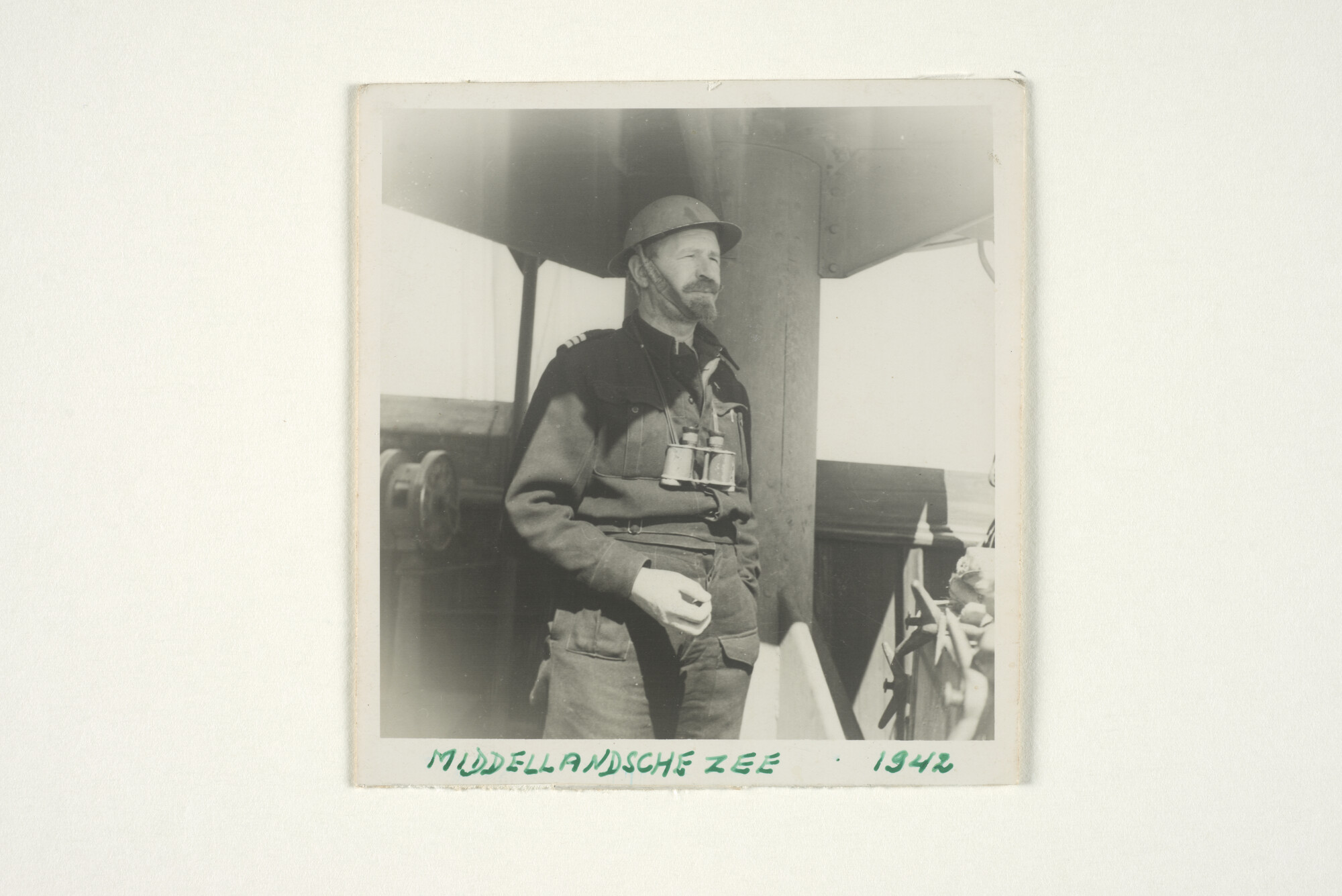 S.5432(02)35; Portretfoto van J. de Haan met helm op en in uniform in op een scheepsbrug varend in de Middellandse Zee [...]; foto