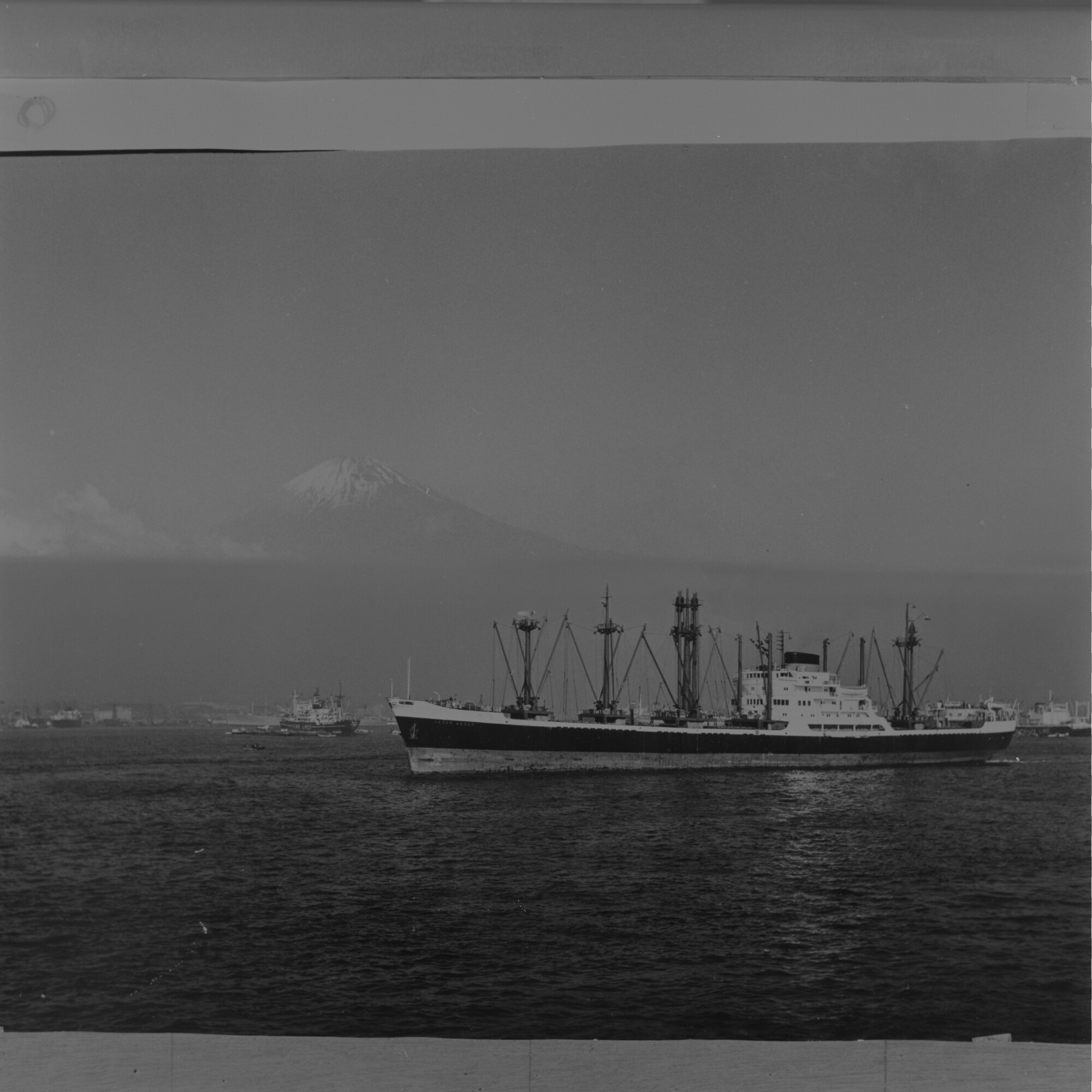 2015.1584; Negatief van ms. Neder Weser varend in de haven van Yokohama; negatief