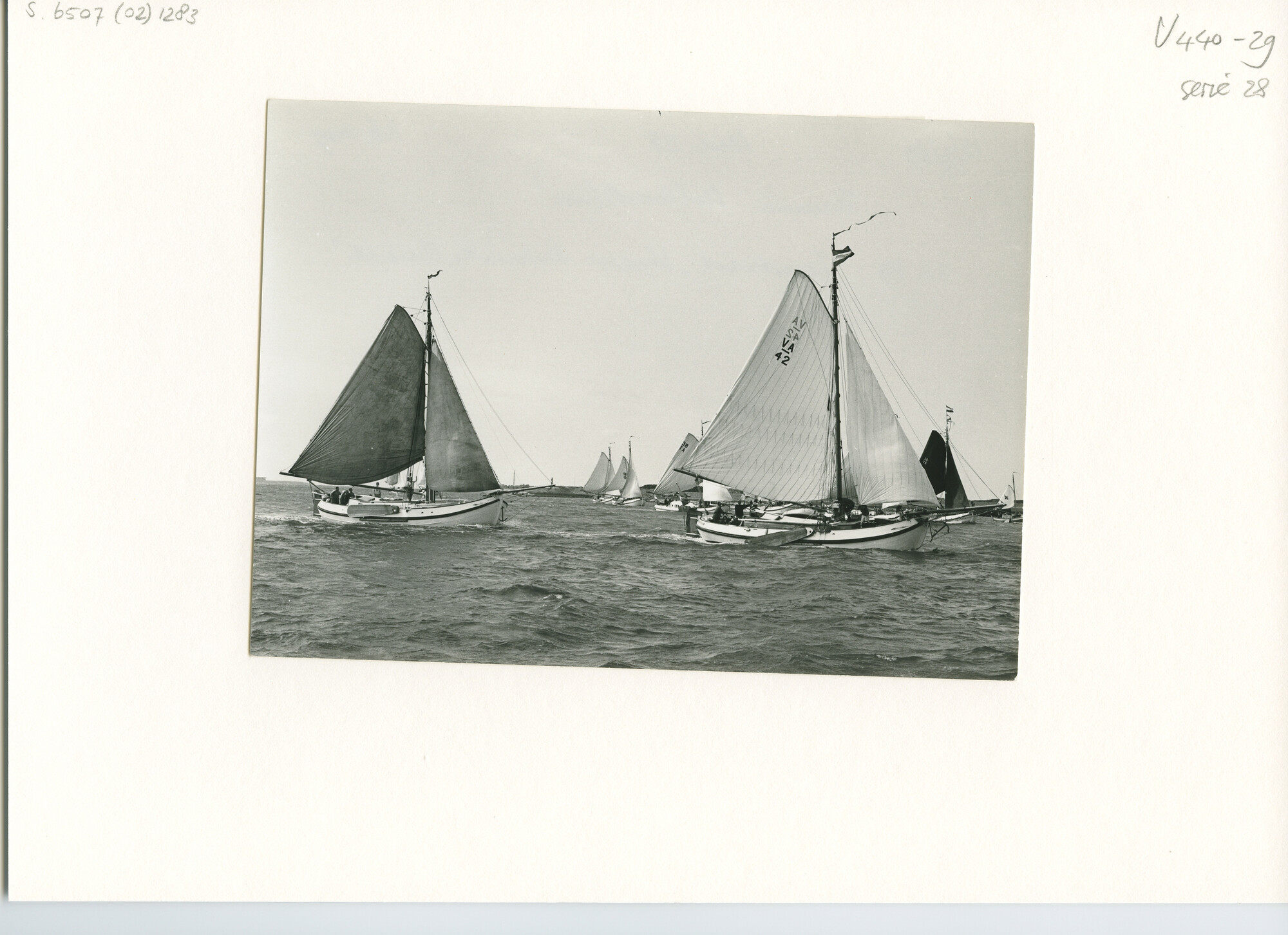 S.6507(02)1283.02; Zwart-wit foto van de reünie van ronde en platbodemjachten te Hellevoetsluis; foto