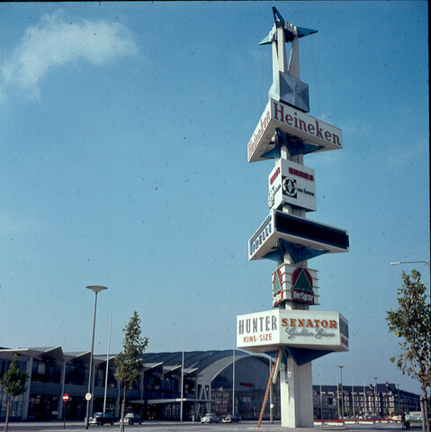 S.9100(0245); Reclamezuil] bij de RAI te Amsterdam; diapositief