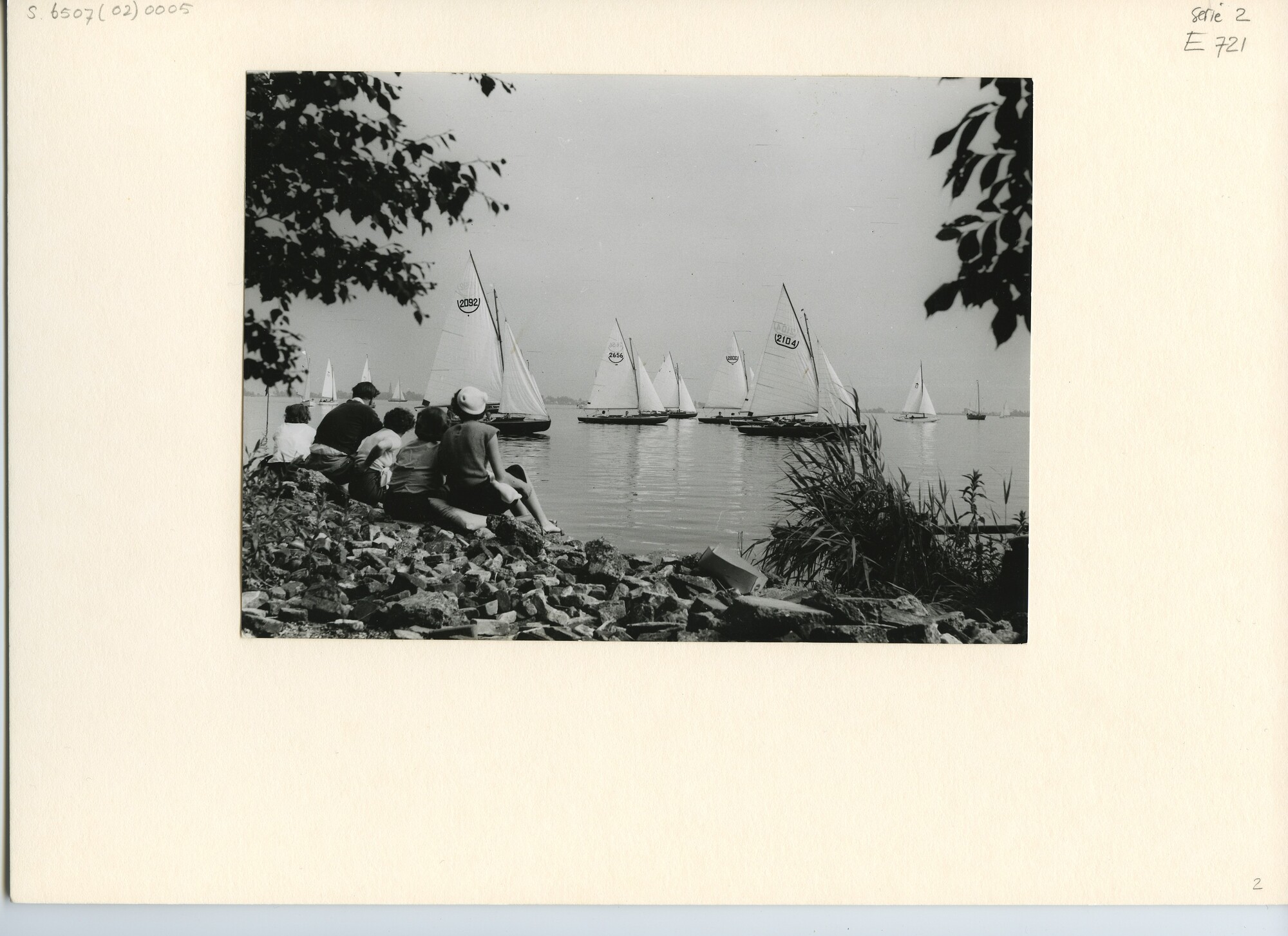 S.6507(02)0005; Zwart-wit foto van de start van een wedstrijd in de 16 m²-klasse op de Westeinderplassen, 1953; foto