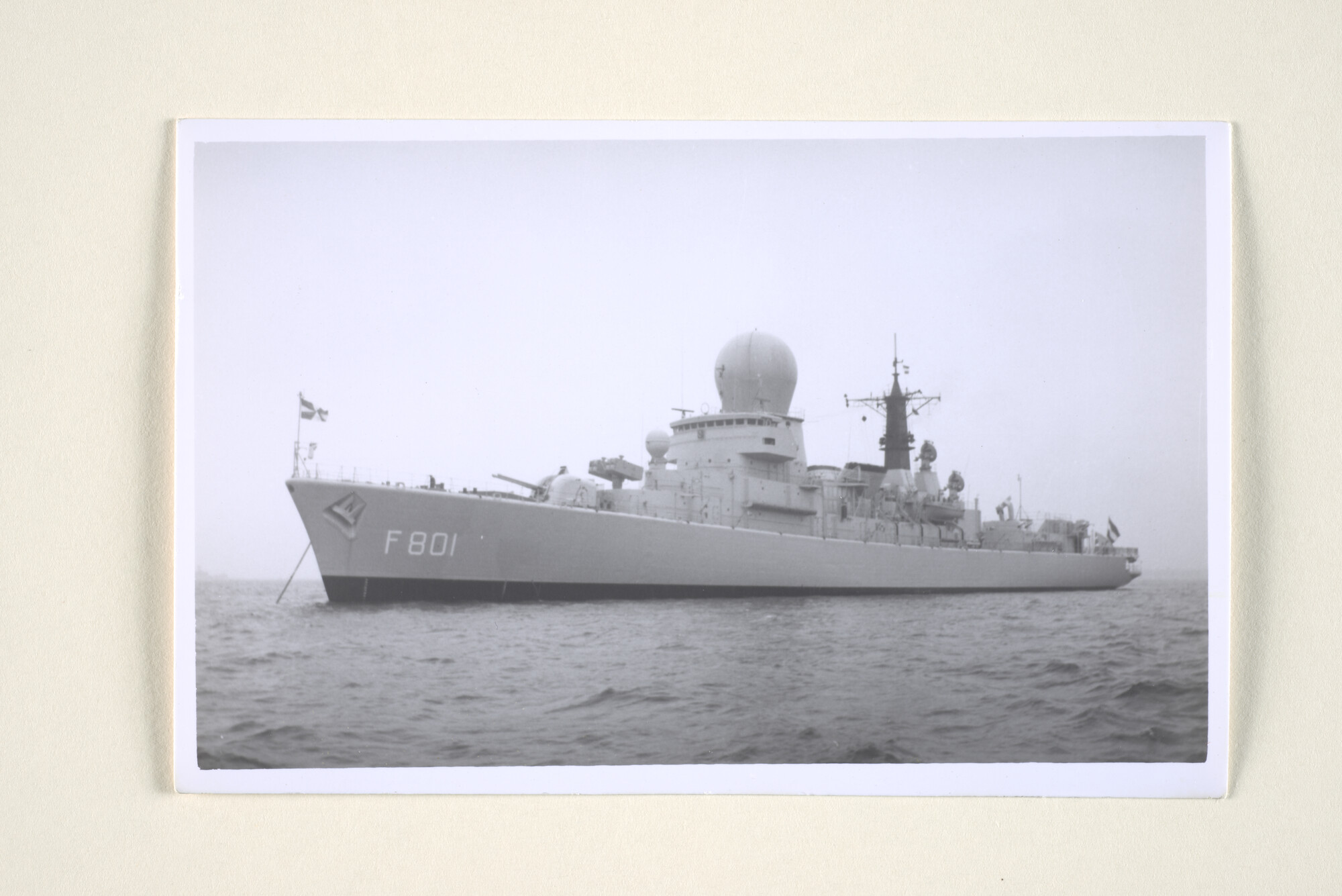 1995.1354; Het geleidewapenfregat Hr.Ms. Tromp (F 801) voor anker op de rede van Spithead; foto
