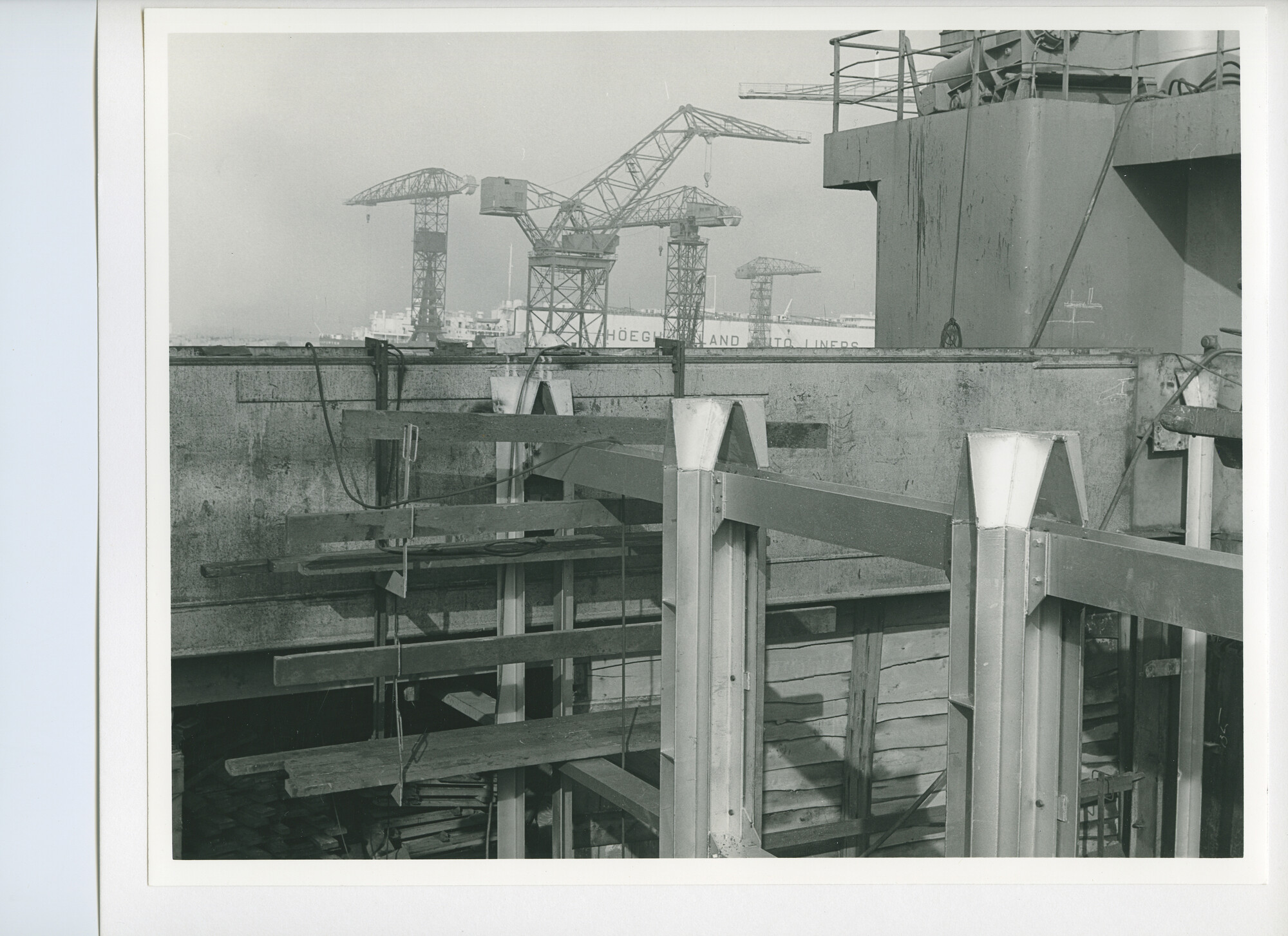 S.5444(5794)02; Foto van het aanbrengen van containergeleidingen in een reparatieschip (verm. De Frank Pais); foto