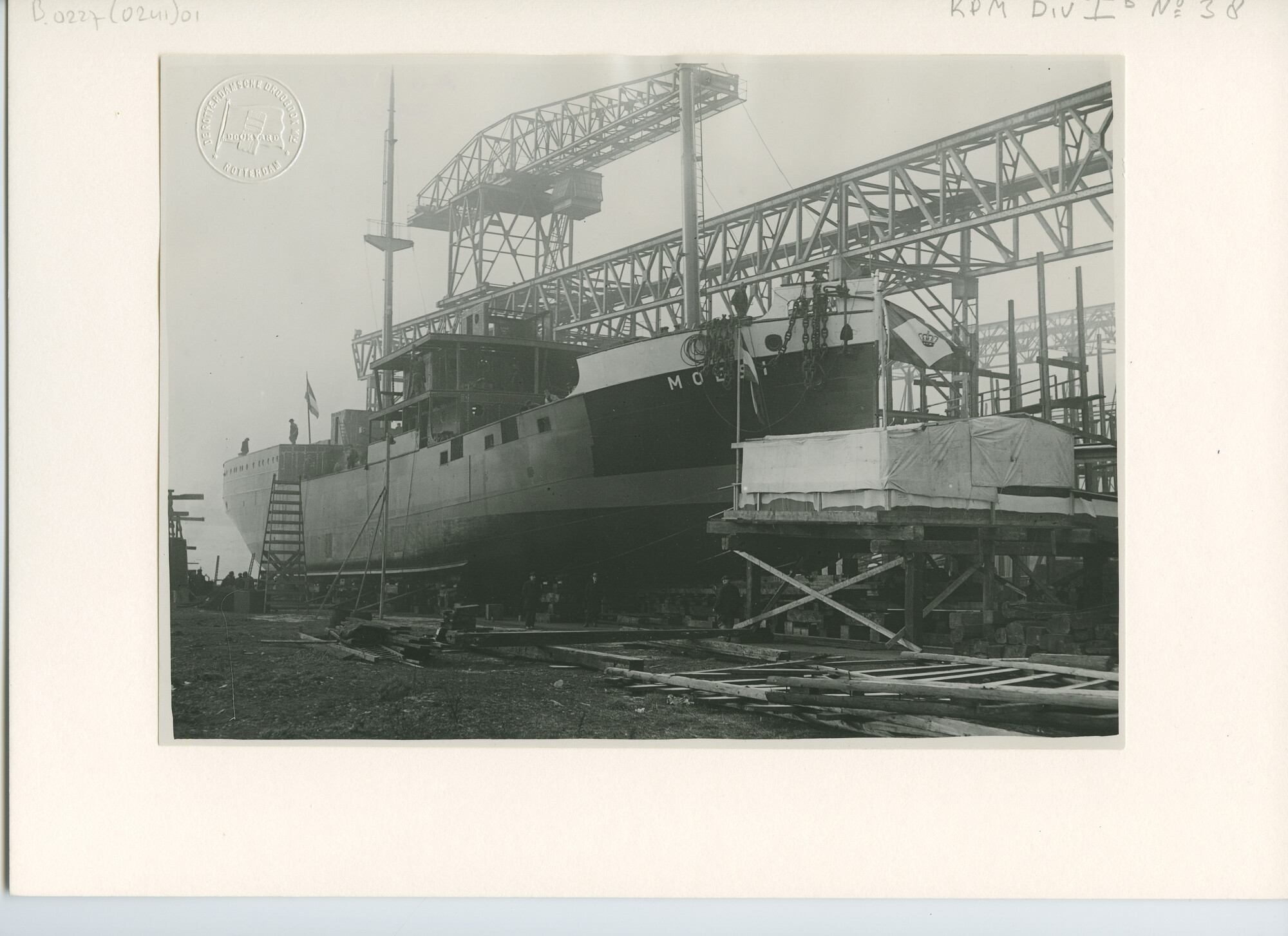 B.0227(0241)01; Foto van de tewaterlating van ms. Moesi bij de RDM te Schiedam; foto