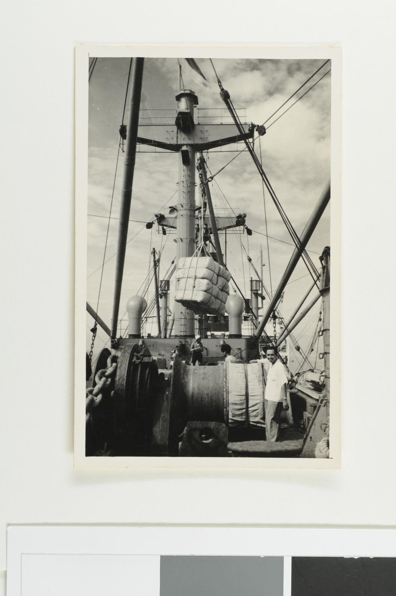 S.6577(08); Het lossen van de goederen uit de prauwen in een Engelse blauwpijper; fotoreportage