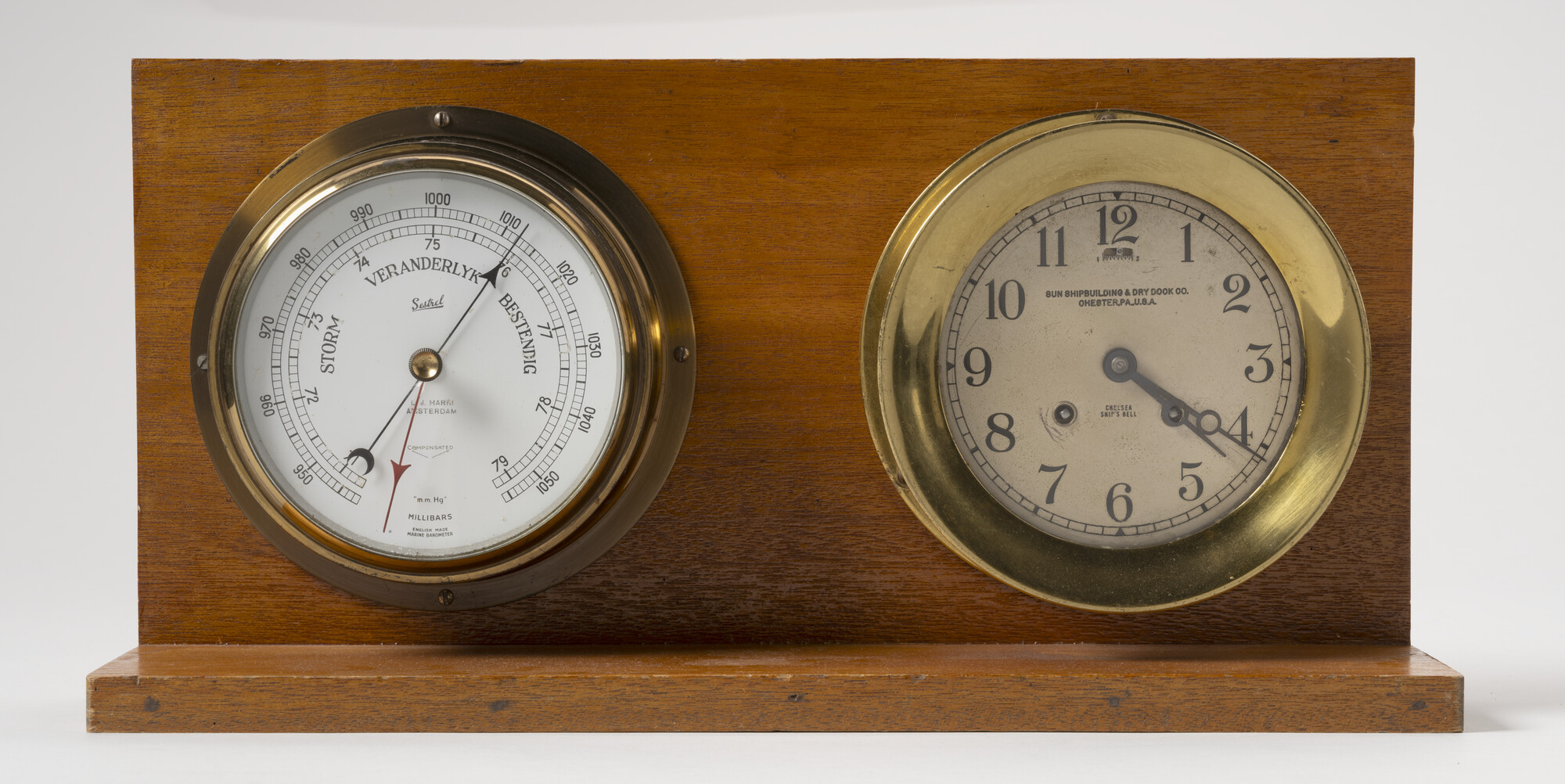2005.2509; Barometer en scheepsklok op standaard; barometer