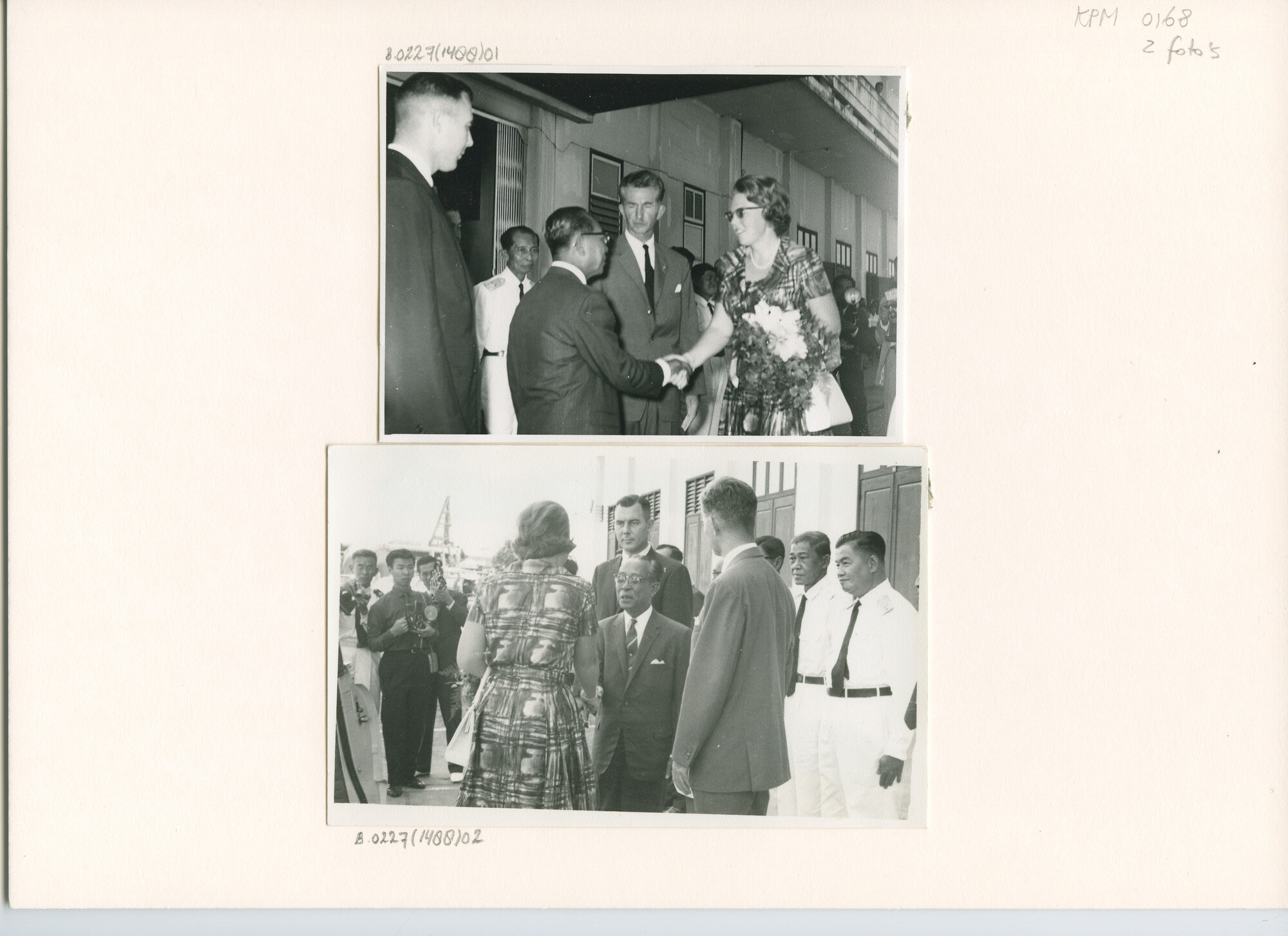 B.0227(1488)02; Foto van het bezoek van prinses Beatrix aan ms. Houtman in de haven van Bangkok; foto