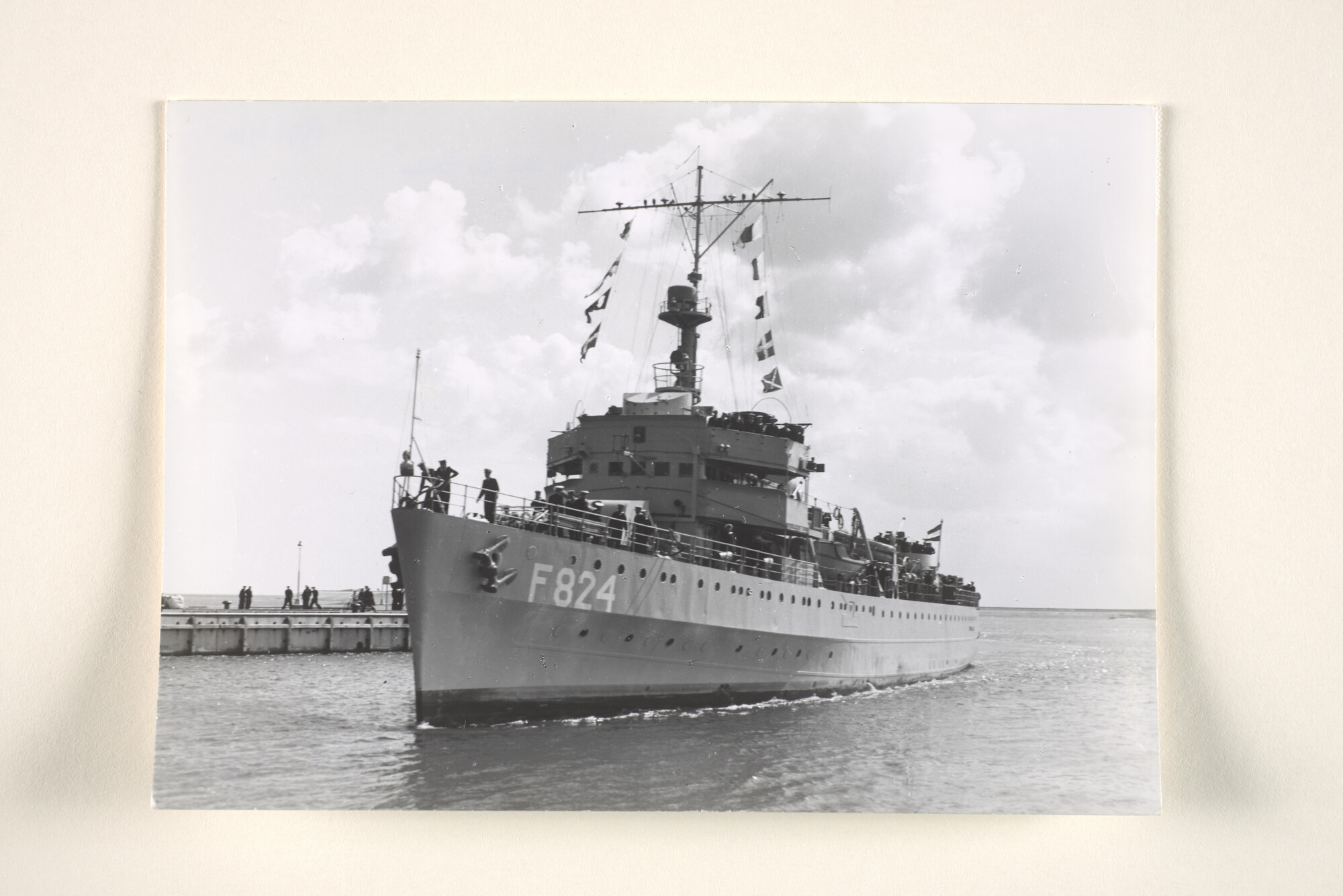 1995.1430; Het fregat Hr.Ms. "Willem van der Zaan" (F 824) keert vanuit de Nederlandse Antillen in Den Helder terug; foto