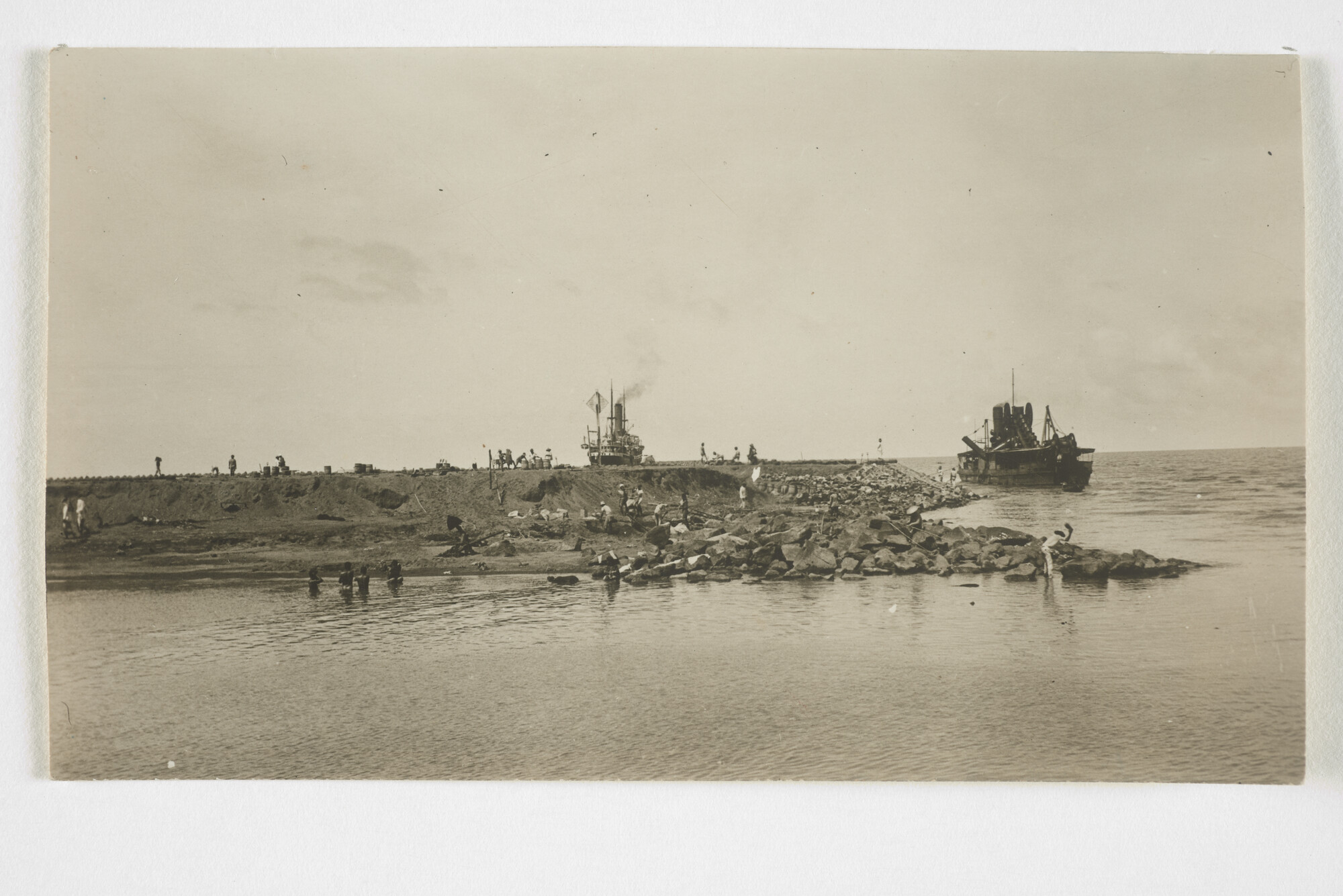 2000.1904; Fotos van de prauwenhaven en overslag onder andere copra te Menado [...]; fotoreportage