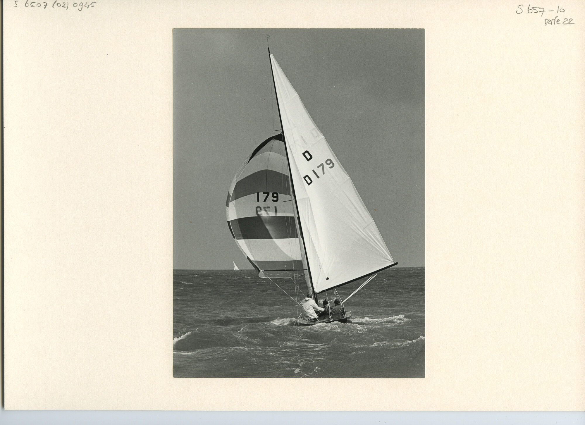 S.6507(02)0945.01; Zwart-wit foto van een wedstrijd in de Drakenklasse op het IJsselmeer voor Medemblik om de Internationale Dragon Gold Cup; foto