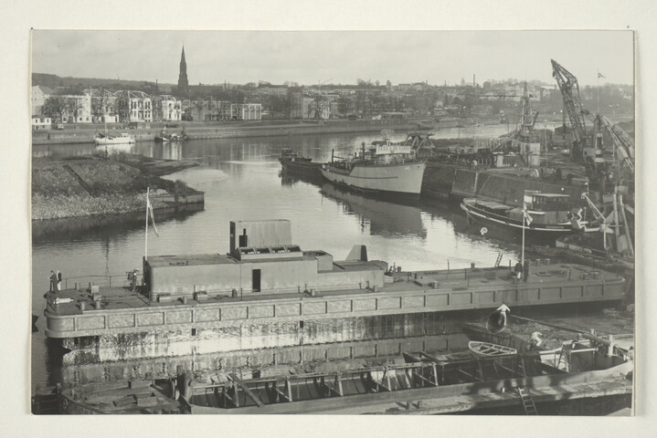 S.5219(12)0227; Foto's van de doop en tewaterlating vanaf de dwarshelling van de ASM van het casco van de zandzuiger 'Sliedrecht XII'; fotoreportage