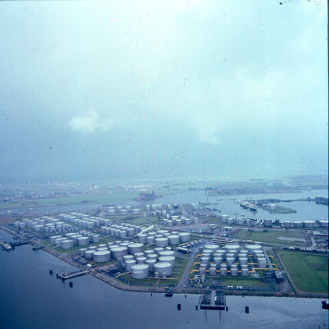 S.9100(3457); Dia (luchtfoto) Petroleumhaven te Amsterdam; diapositief