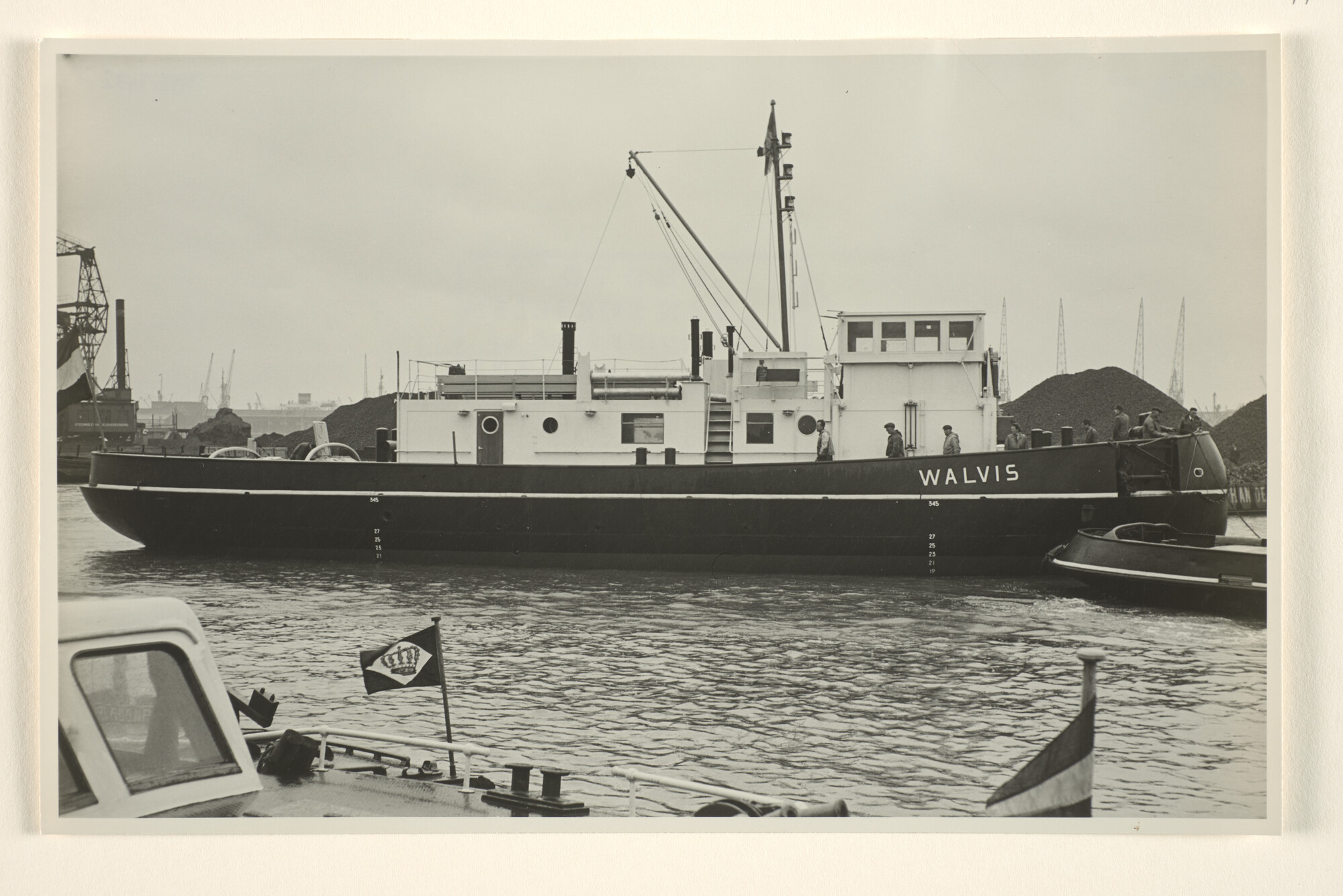 1996.3432; Foto's van de tewaterlating van de ijsbreker ms. 'Walvis' eigendom van Vereniging Algemeene Scheepvaart Belangen te Amsterdam bij scheepswerf Verschure & Co; fotoreportage