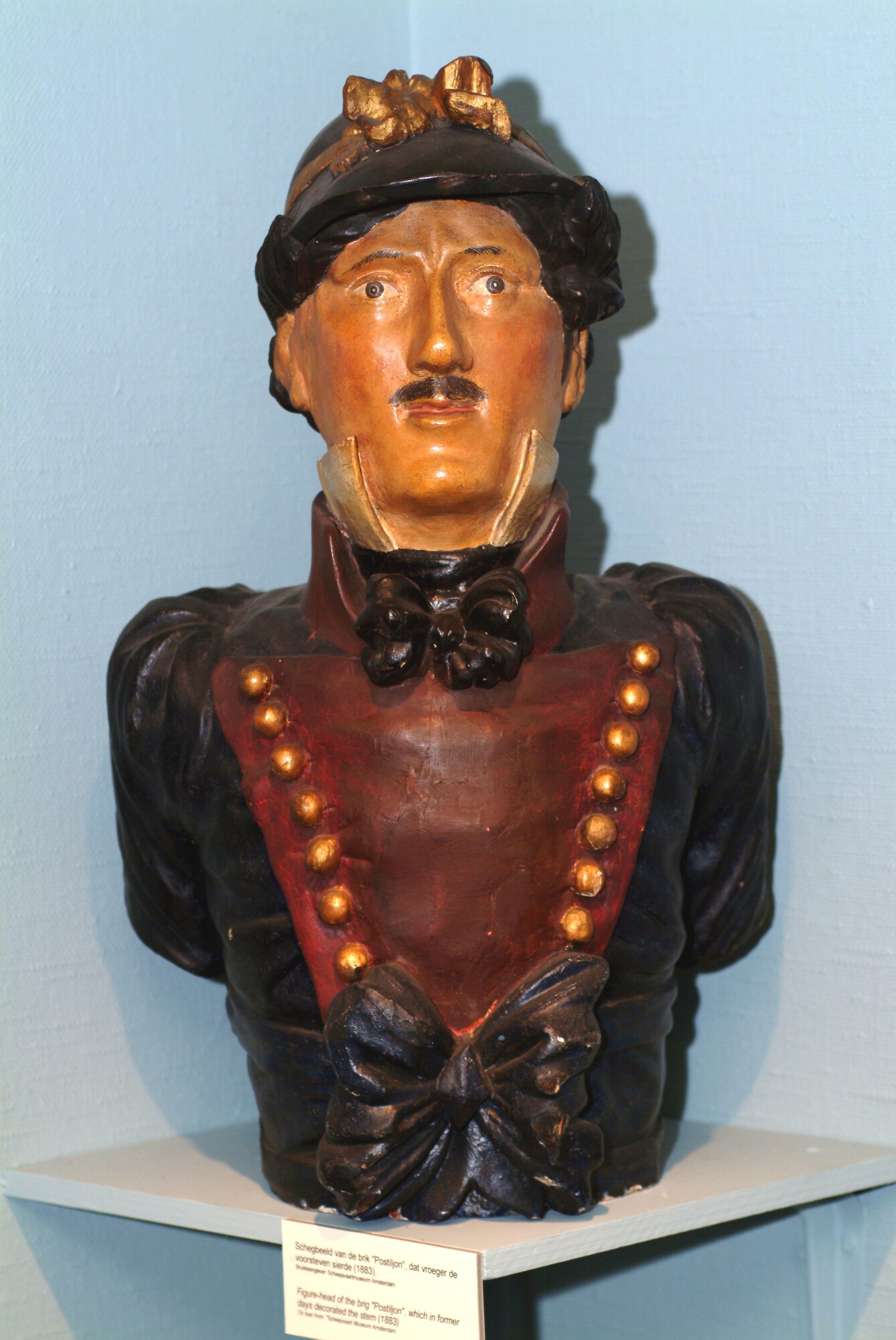 S.0132(02); Schegbeeld in de vorm van een mannentorso in uniform, 'Postiljon'; boegversiering